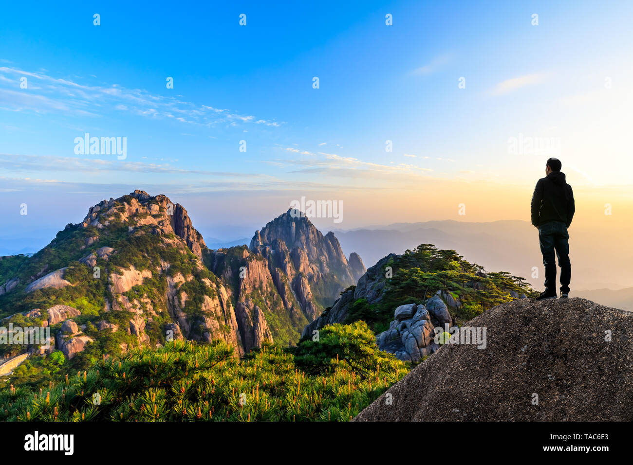 L uomo sulla cima della montagna,scena concettuale Foto Stock