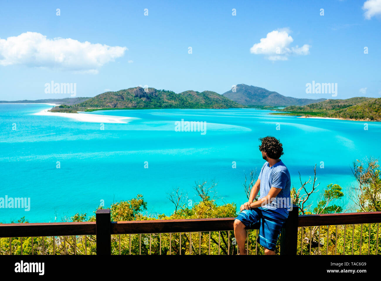 Australia, Queensland, Whitsunday Island, un uomo guarda Whitehaven Beach Foto Stock