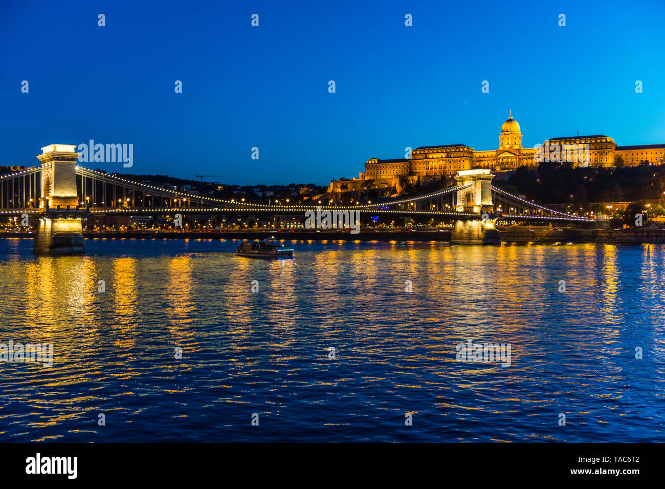 Ungheria, Budapest, Castello di Buda e Ponte delle catene al crepuscolo Foto Stock