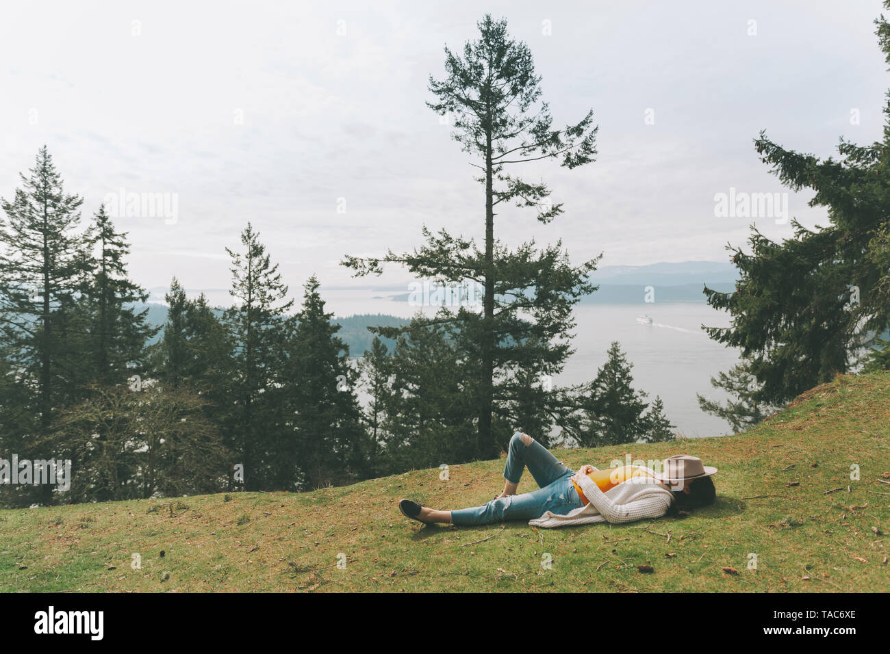 Donna relax nella natura, sdraiati sull'erba Foto Stock