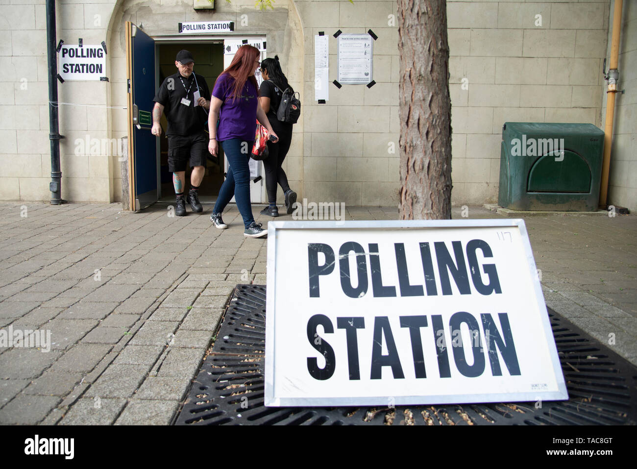 Londra, Regno Unito. 23 Maggio, 2019. Un elettore arriva in corrispondenza di una stazione di polling dopo per esprimere il loro voto per le elezioni del Parlamento europeo, a Greenwich, a sud - est di Londra.gli elettori potranno scegliere 73 deputati europei di 12 multi-stati circoscrizioni regionali nel Regno Unito con risultati ha annunciato una volta che tutti i paesi dell'UE hanno votato. Il processo di voto dovrebbe essere completato da 10pm Domenica.Credit: Claire Doherty/Alamy Live News Foto Stock