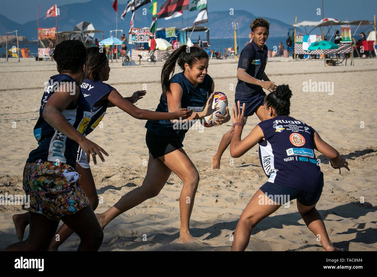 Rio De Janeiro, Brasile. 23 Maggio, 2019. La Coppa del Mondo di Rugby Trofeo Webb Ellis Cup è stato portato dal mondo Rugby giovedì, 23rd, per una visita al fiume di Rugby di formazione aperto nel campo della spiaggia di Copacabana, all'altezza di postero 2 in Rio di gennaio, RJ. In foto: gli atleti del Rugby progetto è la nostra passione, dal Rio Rugby FC Credito: André Horta/FotoArena/Alamy Live News Foto Stock