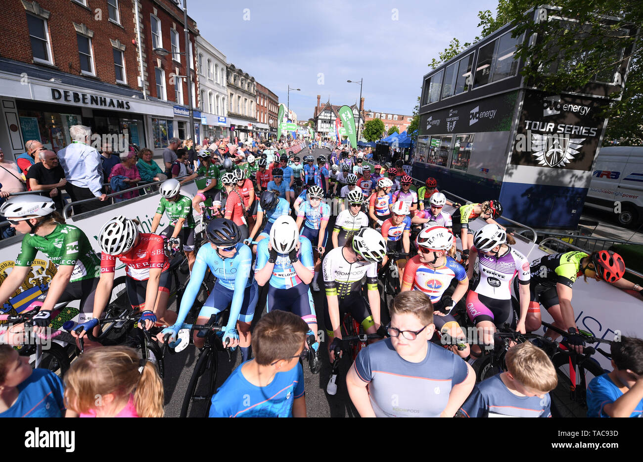 Salisbury, Wiltshire, Regno Unito. 23 Maggio, 2019. OVO energia serie Tour in bicicletta; preparare i piloti per la partenza della gara femminile Credito: Azione Sport Plus/Alamy Live News Foto Stock