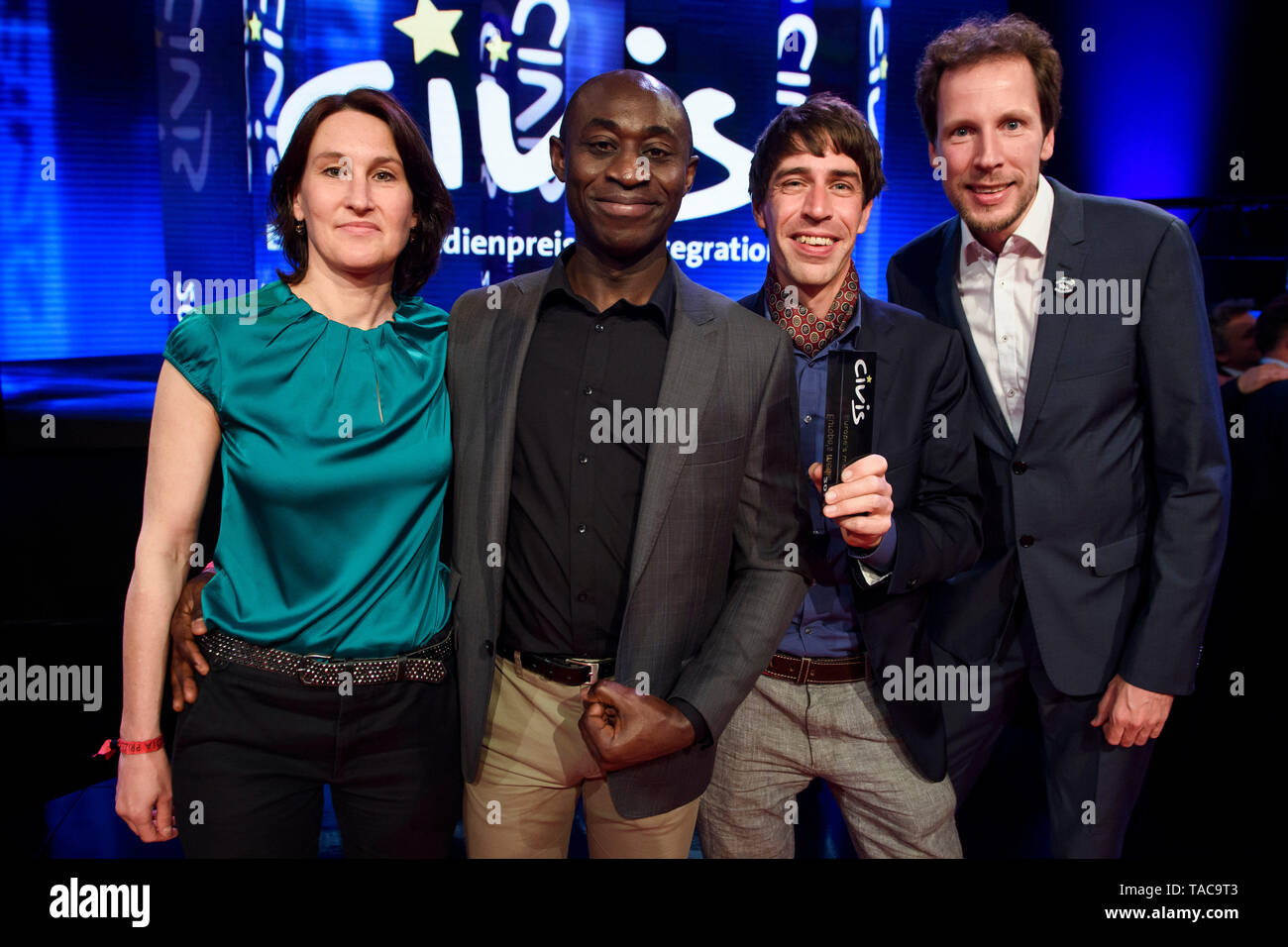 Berlino, Germania. 23 Maggio, 2019. Diana Kraus (l-r), Paul René Nkamani, Jakob Preuss e Jakob Weidemann, i vincitori del premio Media informazioni (non-fiction programmi) per 'quando Paolo venne al di là del mare" al CIVIS Premio Media, in piedi sul palco con il premio in mano. Il CIVIS Media premio viene assegnato per la trentaduesima volta e onori programma europeo dei risultati raggiunti nel campo della migrazione, integrazione e diversità culturale. Credito: Gregor Fischer/dpa/Alamy Live News Foto Stock