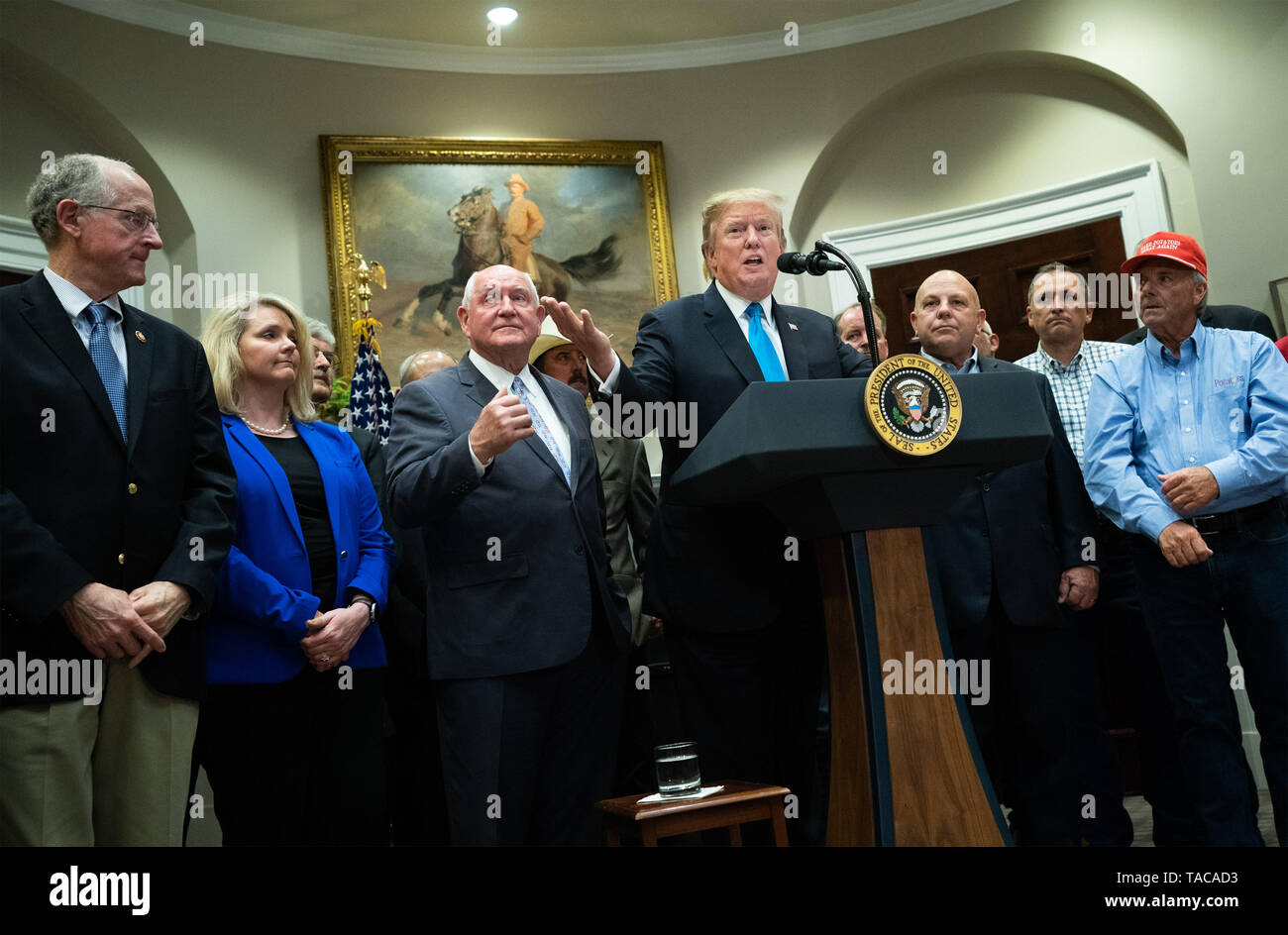 Il Presidente degli Stati Uniti, Trump offre commento sul sostegno agli agricoltori americani, nella sala Roosevelt alla Casa Bianca di Washington il 23 maggio 2019. Trump ha annunciato un $16 miliardi di euro in aiuti agli agricoltori e ha parlato anche sulle tariffe di Cina, Iran e i suoi rapporti con i democratici del Congresso. Credito: Kevin Dietsch/Piscina via CNP | Utilizzo di tutto il mondo Foto Stock