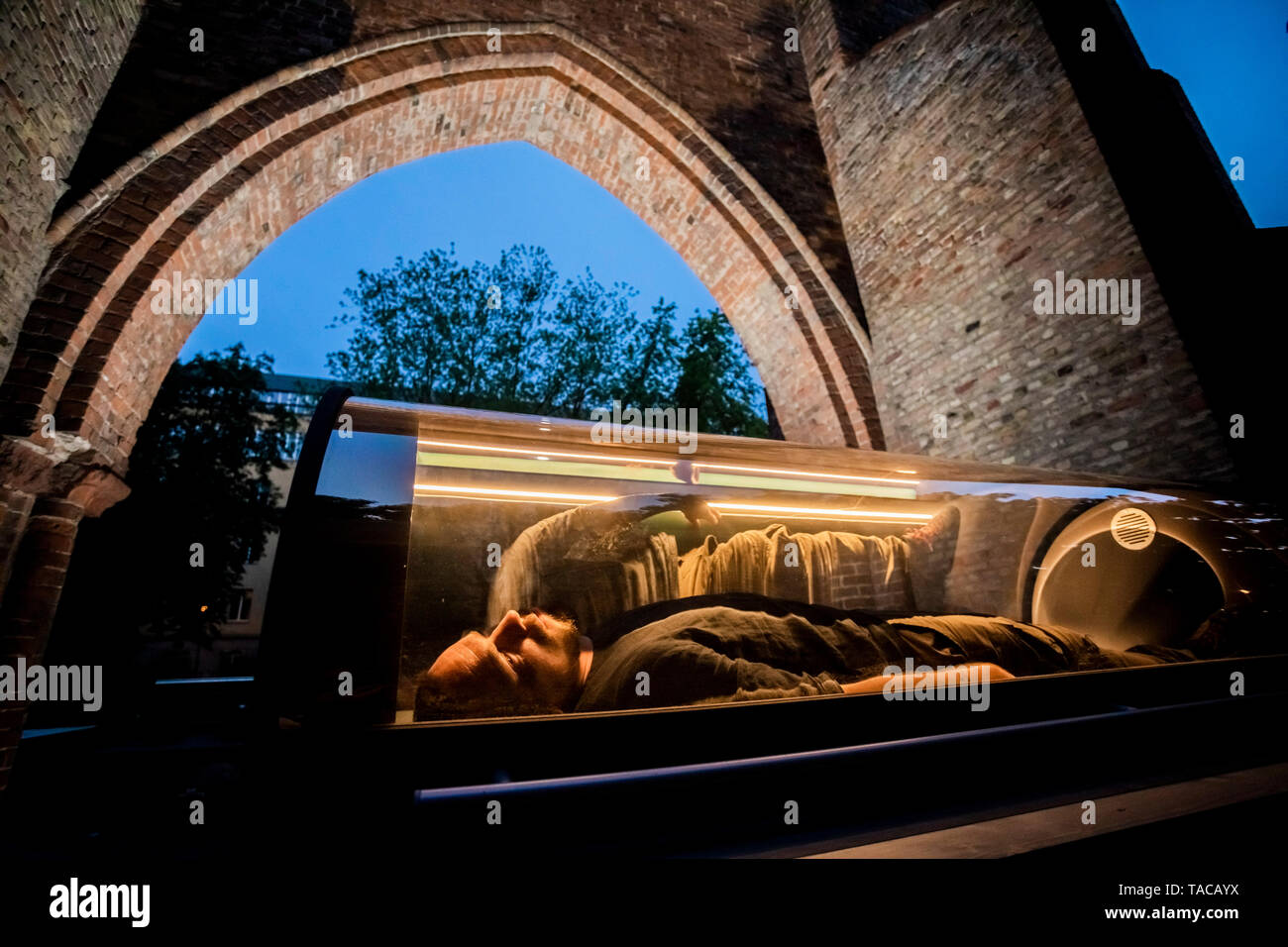 Berlino, Germania. 23 Maggio, 2019. L'artista Andris Egl·tis risiede nell'installazione 'Beauty-Sleep-Capsule' tra le rovine del monastero francescano chiesa. L'estate mostra 'Parco giochi - per accettare la mortalità' dall'artista lettone Katr·na Neiburga e l'artista Andris Egl·tis è aperto dal 25.05.2019 al 31.10.2019. Credito: Christoph Soeder/dpa/Alamy Live News Foto Stock