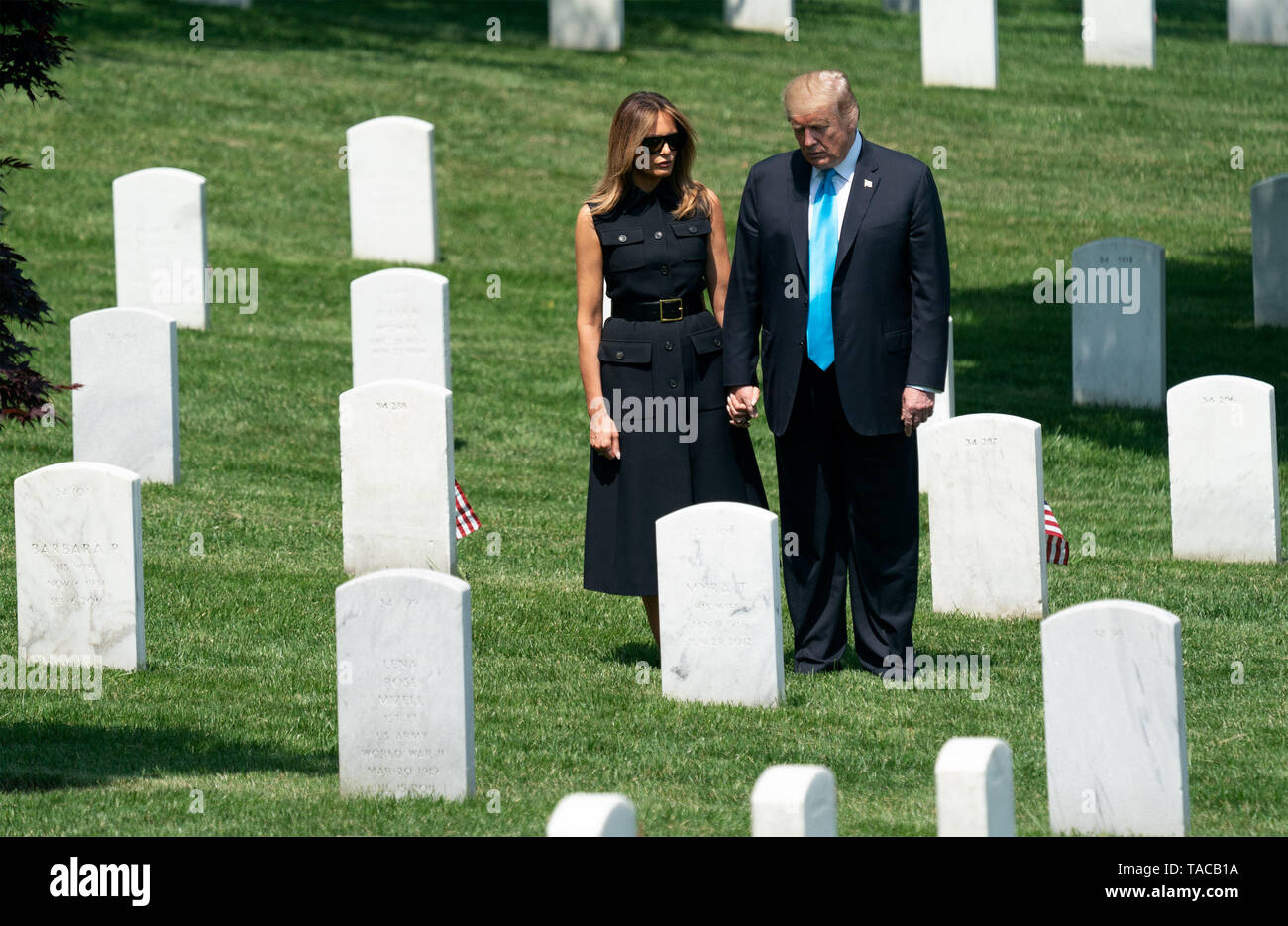 Arlington, Virginia, Stati Uniti d'America. 23 Maggio, 2019. Il Presidente degli Stati Uniti, Trump e la First Lady Melania Trump visita al Cimitero Nazionale di Arlington in anticipo del Memorial Day durante il ''Flags-In'' cerimonia, in Arlington, Virginia il 23 maggio 2019. ''Flags-In'' è un evento annuale in cui la terza U.S. Reggimento di Fanteria, ''La vecchia guardia, '' luoghi bandierine americane ad ogni recinto presso il Cimitero Nazionale di Arlington. Credito: Kevin Dietsch/Piscina via CNP Credito: Kevin Dietsch/CNP/ZUMA filo/Alamy Live News Foto Stock