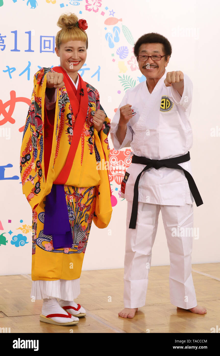 Tokyo, Giappone. 23 Maggio, 2019. Ex campione del pugilato Yoko Gushiken (R) e femmina ex giocatore di football Karina Maruyama (L) partecipare ad un evento promozionale di un cibo di Okinawa, prodotti e entertainemnt evento 'xi Okinawa Mensore Festa' al Sunshine City shopping mall a Tokyo il giovedì 23 maggio, 2019. Gushiken visualizzato un karate prestazioni come egli era nato in Isola di Ishigaki di Okinawa. Credito: Yoshio Tsunoda/AFLO/Alamy Live News Foto Stock