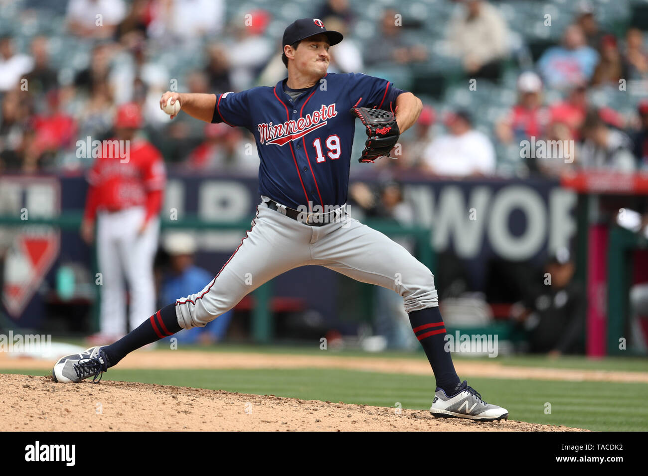 Anaheim, California, USA. Il 23 maggio 2019. Minnesota Twins relief pitcher Ryne Harper (19) piazzole in rilievo per i gemelli durante il gioco tra il Minnesota Twins e il Los Angeles gli angeli di Anaheim presso Angel Stadium di Anaheim, CA, (foto di Peter Joneleit, Cal Sport Media) Credito: Cal Sport Media/Alamy Live News Foto Stock