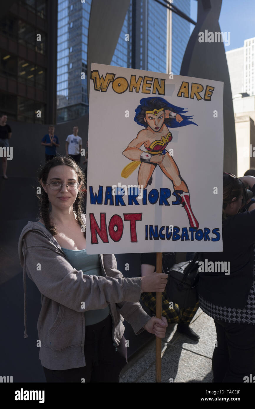 Chicago, IL, Stati Uniti d'America. 23 Maggio, 2019. Le donne di Chicago hanno protestato le ampie fasce di aborto. A Daley Plaza e nella parte anteriore del Trump Tower. Dopo diversi membri passati aborto restrittiva dei divieti. Credito: Rick Majewski/ZUMA filo/Alamy Live News Foto Stock