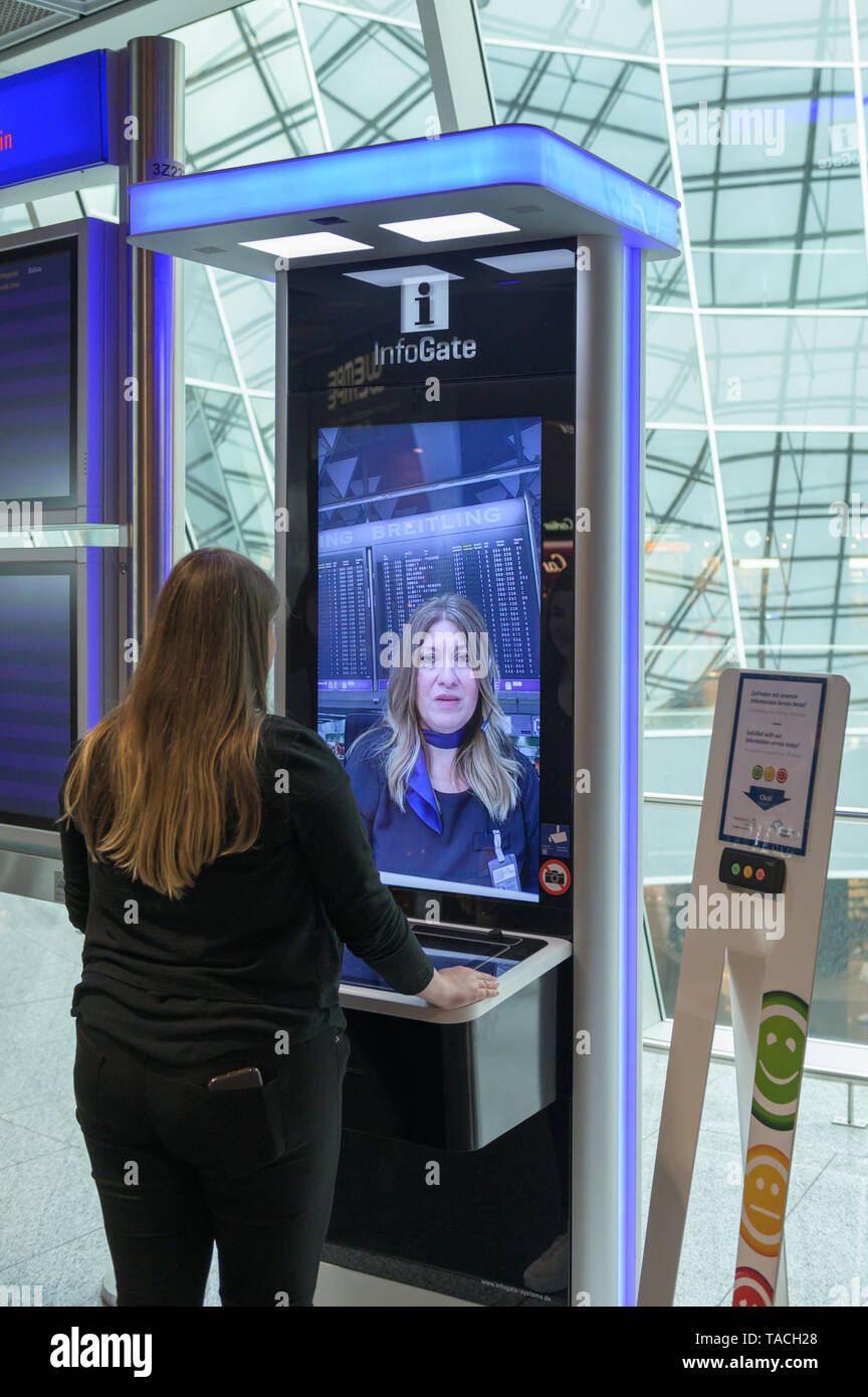 20 maggio 2019, Assia, Frankfurt/Main: Illustrazione - una donna (l) parla di un Fraport dipendente di un Infogate nel Terminal 1 dell'aeroporto di Francoforte. Infogate offre ai passeggeri il contatto diretto del personale di manutenzione tramite la telefonia video. Foto: Sila Stein/dpa Foto Stock