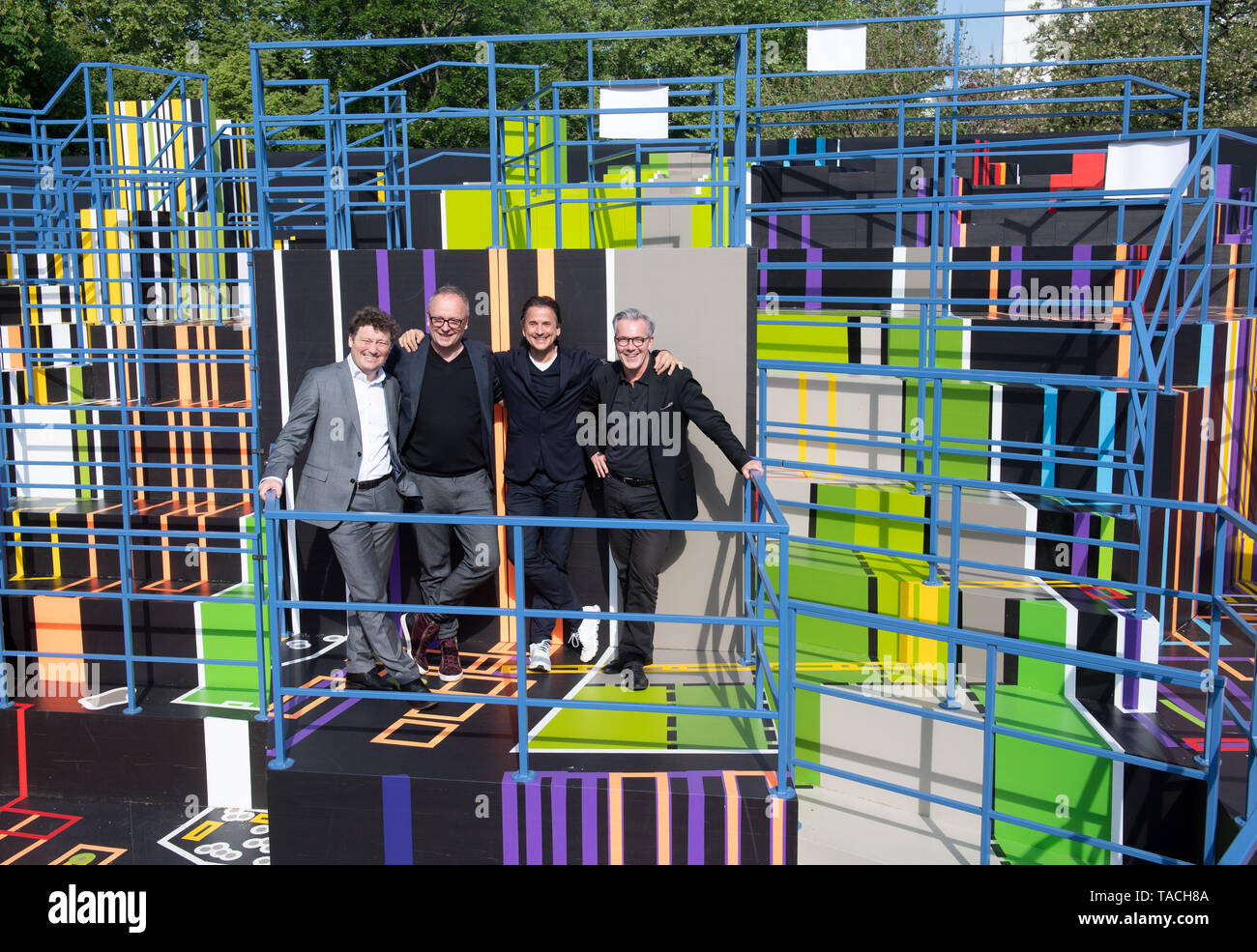 Stuttgart, Germania. 24 Maggio, 2019. I direttori del Staatstheater Stuttgart, Viktor Schoner (l-r, opera), Burkhard C. Kosminski (fiction), Tamas Detrich (balletto) e Marc-Oliver Hendriks (amministratore delegato), di stare in piedi insieme a scattare una foto in un teatro. Essi presenteranno i loro piani per la prossima stagione in una conferenza stampa. Credito: Bernd Weissbrod/dpa/Alamy Live News Foto Stock