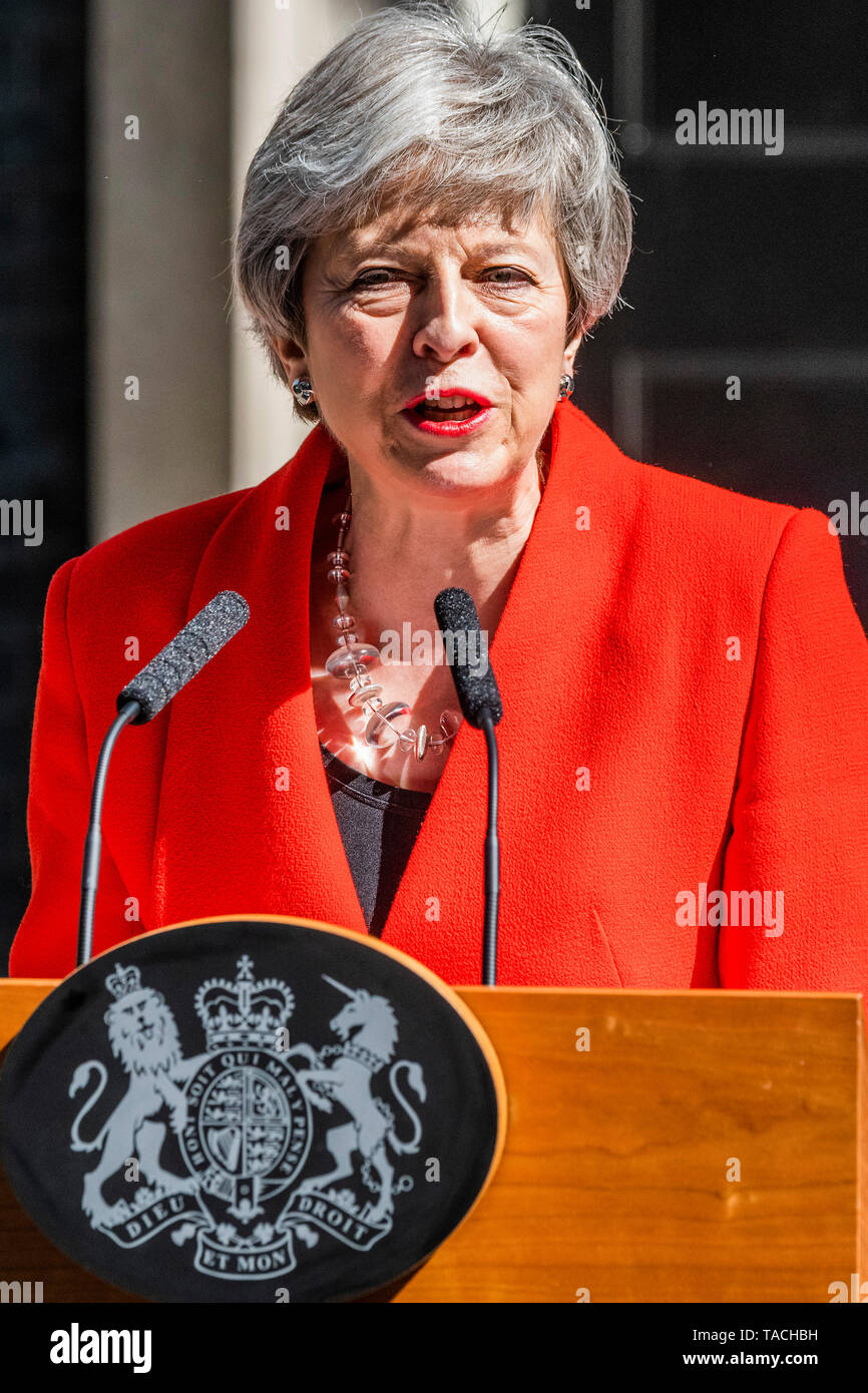Londra, Regno Unito. Il 24 maggio 2019. A volte triste e talvolta provocatorie Primo ministro Theresa Maggio annuncia che Ella farà dimettersi in giugno, al di fuori del numero 10 di Downing Street. Credito: Guy Bell/Alamy Live News Foto Stock
