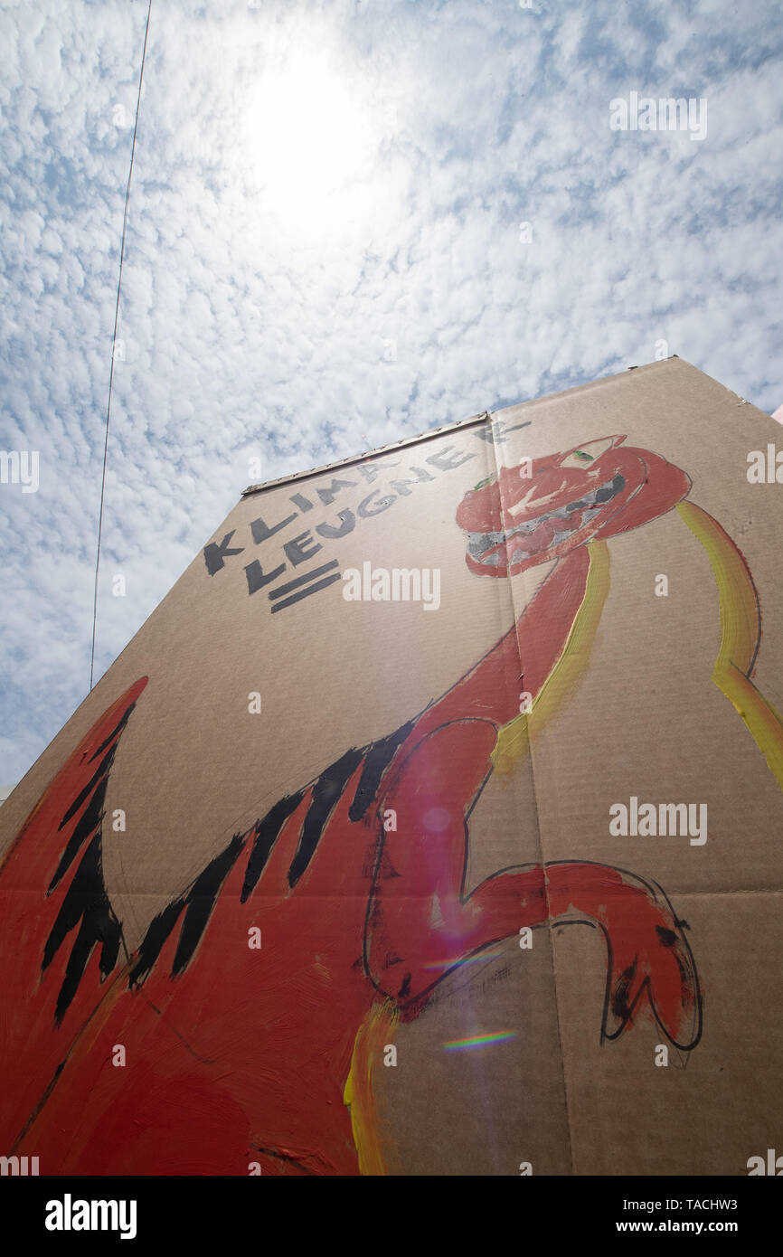 Stuttgart, Germania. 24 Maggio, 2019. Gli studenti dimostrano con un poster durante il venerdì per il futuro - clima colpisce per l attuazione del Mondiale di Parigi accordo sul clima in cui un dinosauro è chiamato un clima denari. La chiamata per le dimostrazioni è stata fatta anche contro lo sfondo della corrente elezioni europee. Credito: Sebastian Gollnow/dpa/Alamy Live News Foto Stock