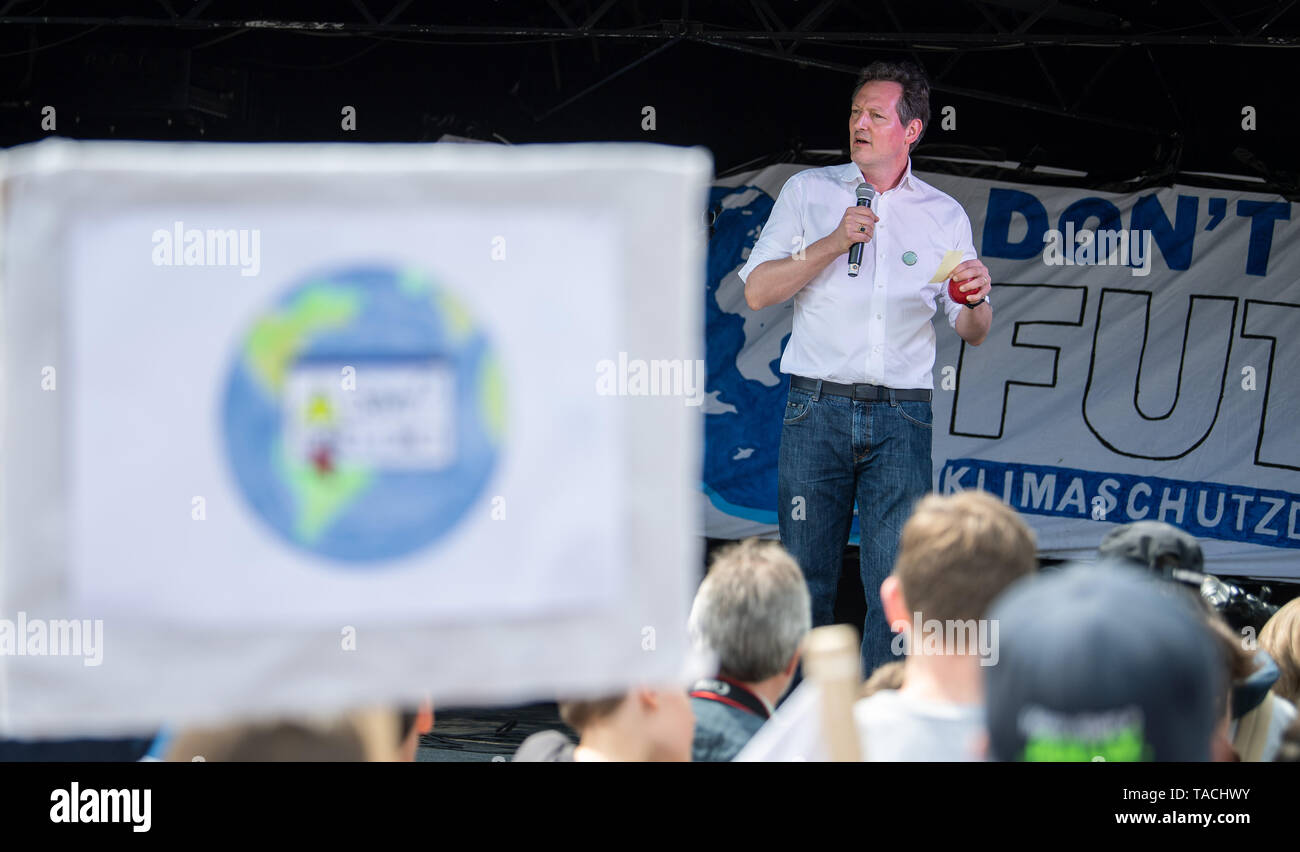 Stuttgart, Germania. 24 Maggio, 2019. Eckart von Hirschhausen parla durante il venerdì per il futuro - clima colpisce per l attuazione del Mondiale di Parigi accordo sul clima. La chiamata per le dimostrazioni è stata fatta anche contro lo sfondo della corrente elezioni europee. Credito: Sebastian Gollnow/dpa/Alamy Live News Foto Stock