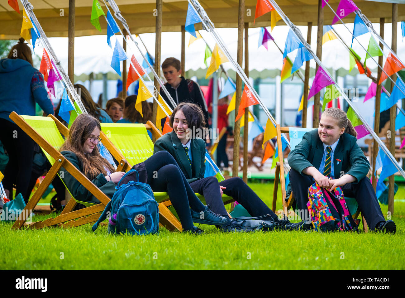 La Hay Festival della Letteratura, Hay on Wye, Wales UK venerdì 24 maggio 2019. Oltre 4000 i bambini della scuola secondaria da più di quaranta scuole partecipare ad una giornata di letture e attività sul 2 ° giorno della trentaduesima fieno annuale Festival della letteratura e delle arti. Il festival attira i migliori scrittori e pensatori da tutto il mondo per dieci giorni di celebrazione del meglio della parola scritta e dibattito critico Foto © Keith Morris / Alamy Live News Foto Stock