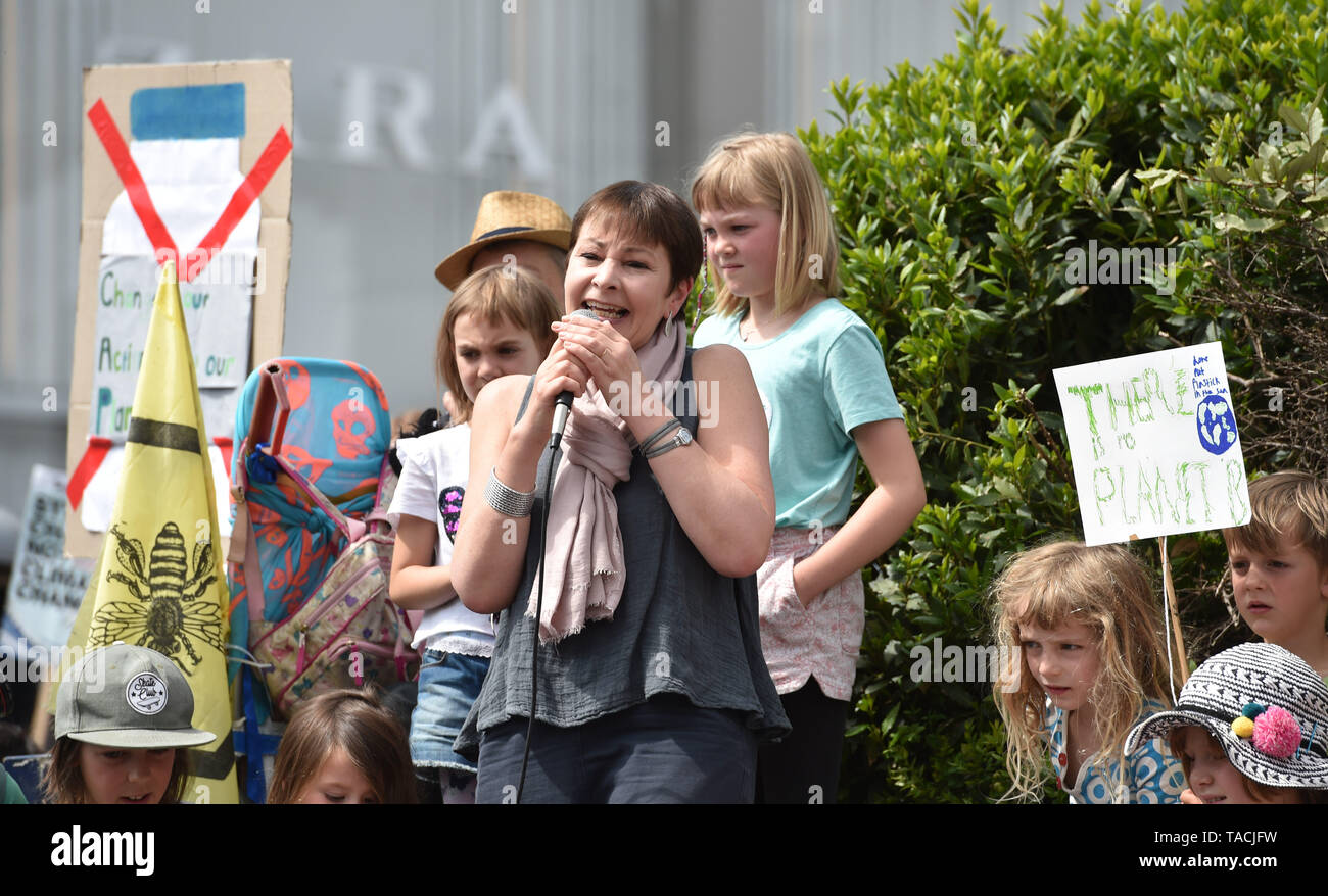 Brighton, Regno Unito. 24 Maggio, 2019. Caroline Lucas il Partito dei Verdi MP per il Padiglione di Brighton affrontare le migliaia di scolari e studenti a Brighton presso il clima globale sciopero per il futuro oggi come parte di una strategia coordinata per giorno del cambiamento climatico proteste in tutto il mondo. Centinaia di migliaia di bambini e giovani sono a piedi fuori delle lezioni in tutto il mondo di oggi come la scuola movimento di sciopero continua a crescere. Credito: Simon Dack/Alamy Live News Foto Stock