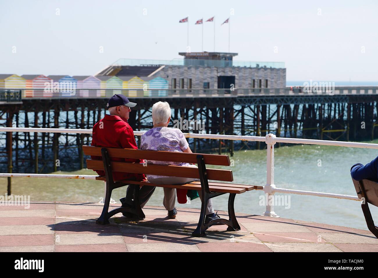 Hastings, East Sussex, Regno Unito. 24 Maggio, 2019. Regno Unito: Meteo calda e soleggiata giornata nella località balneare di Hastings sulla costa sud est. Photo credit: Paolo Lawrenson/Alamy Live News Foto Stock