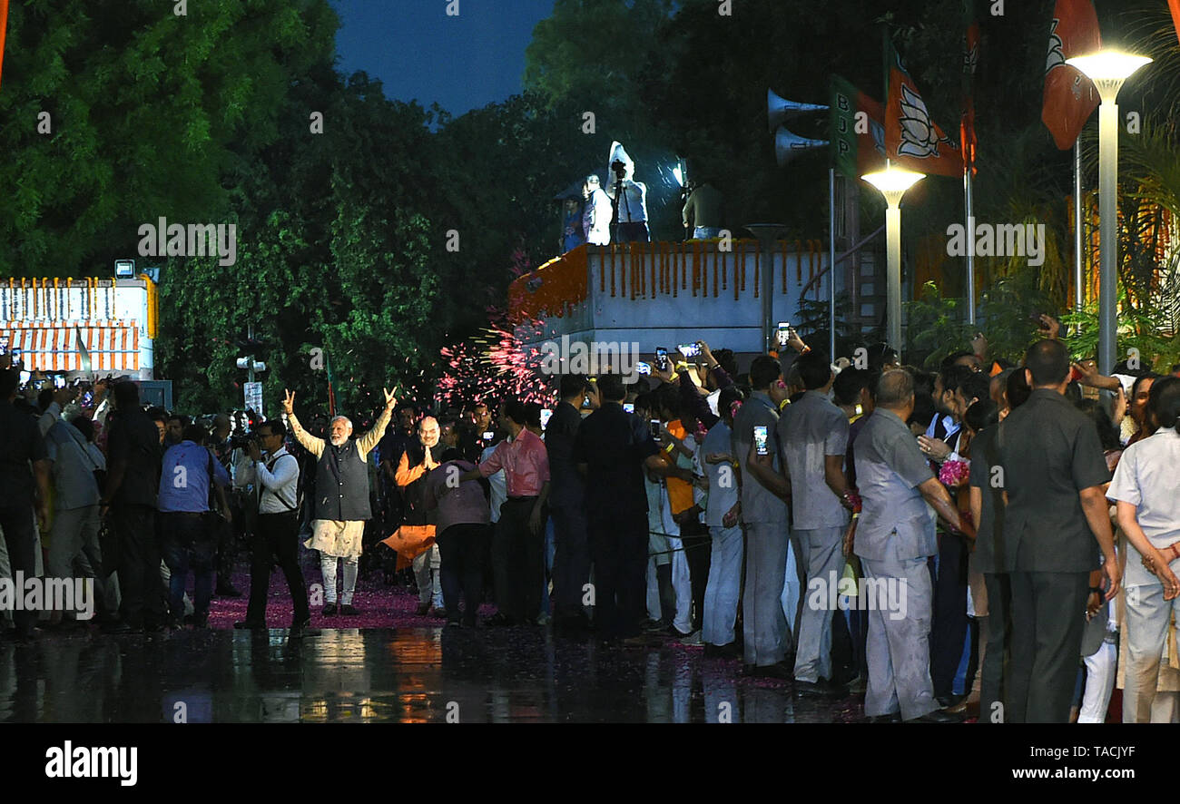 (190524) -- NEW DELHI, 24 maggio 2019 (Xinhua) -- Primo Ministro indiano Narendra Modi celebra la vittoria del Bharatiya Janata Party (BJP) sede a Nuova Delhi, in India, il 23 maggio 2019. L'applicazione mobile di alla commissione elettorale di India (ECI) sui primi venerdì ha annunciato la vittoria del Bharatiya Janata Party (BJP) in appena concluso il XVII elezioni generali. (Xinhua/Zhang Naijie) Foto Stock