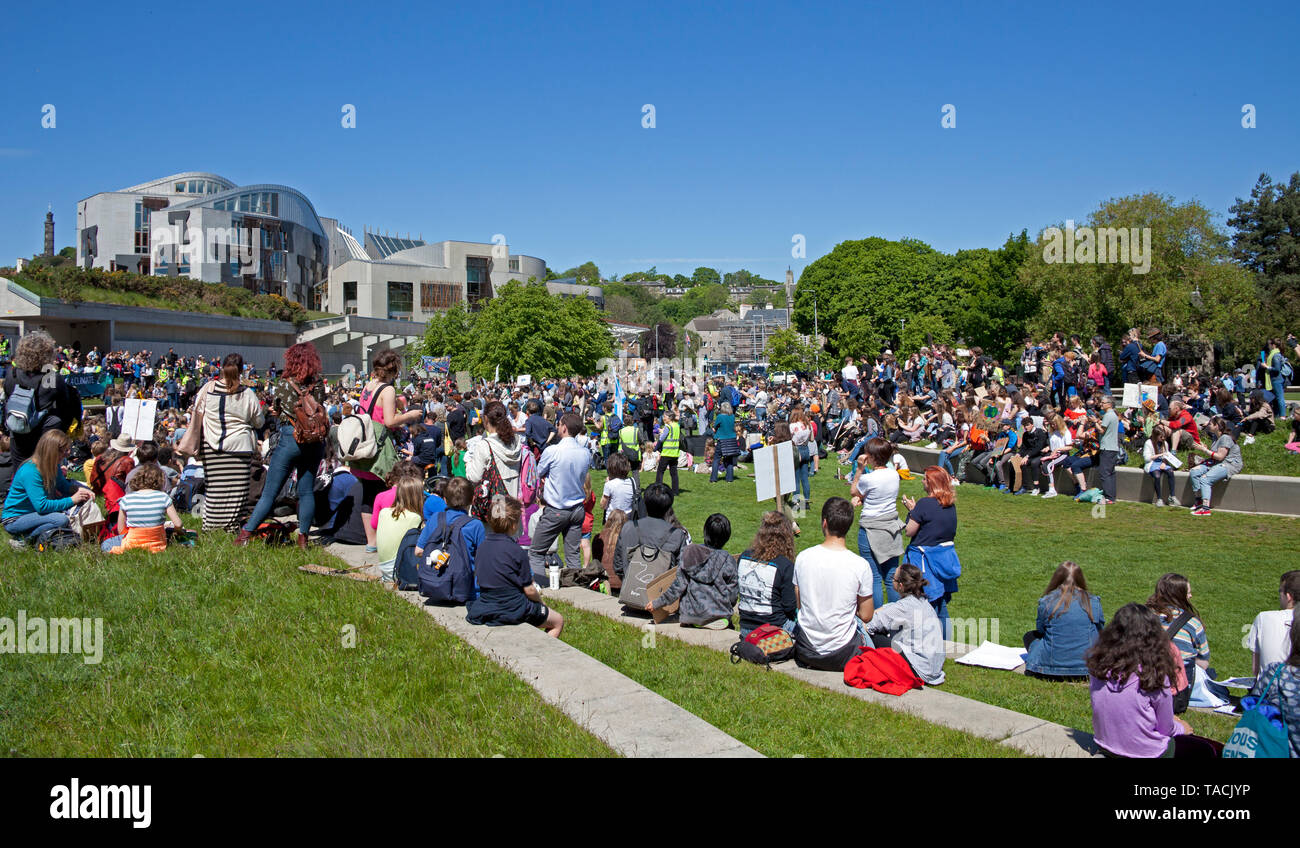 Edimburgo, Scozia, Regno Unito. 24 Maggio, 2019. Una stima di 1500 alunni erano ammessi a saltare la scuola per il cambiamento climatico marzo attraverso la capitale della città. Gli alunni sono stati ammessi a partecipare a Venerdì del clima globale crisi marzo dopo i ragazzi ha informato i consiglieri che "interruzione è necessaria poiché la modifica deve avvenire ora". Foto Stock