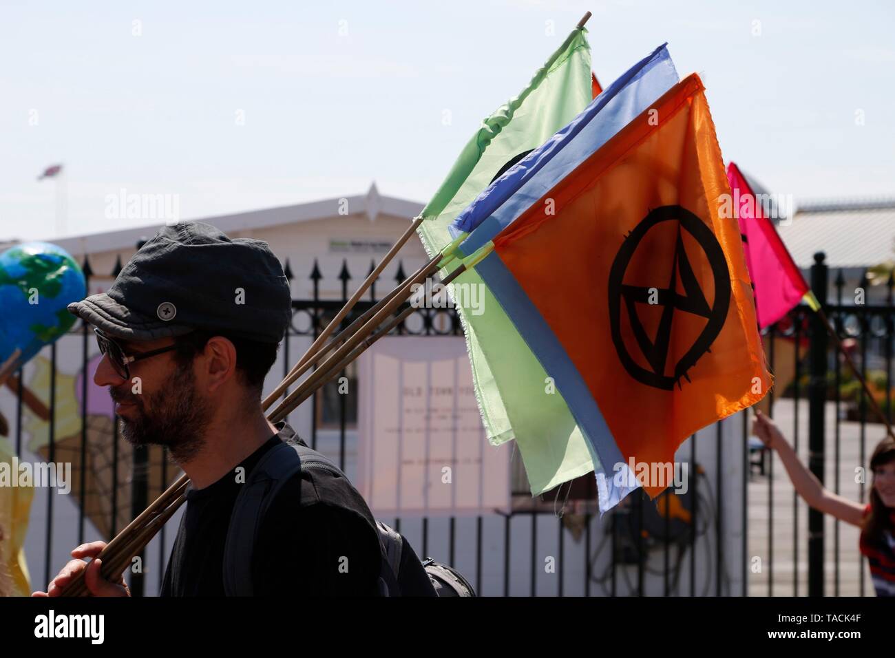 Hastings, East Sussex, Regno Unito. 24 Maggio, 2019. Cambiamento climatico: Circa 150 giovani di età compresa tra i bambini con i genitori e i 18 anni e gli studenti hanno preso a Hastings promenade alla domanda di azione per il cambiamento. Un sacco di giovani a piedi lungo il lungomare di Hastings gridando e agitando cartelli riguardanti la situazione attuale. Un uomo con la ribellione di estinzione bandiere sulla sua spalla. Photo credit: Paolo Lawrenson/Alamy Live News Foto Stock