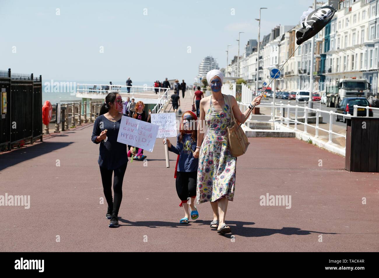 Hastings, East Sussex, Regno Unito. 24 Maggio, 2019. Cambiamento climatico: Circa 150 giovani di età compresa tra i bambini con i genitori e i 18 anni e gli studenti hanno preso a Hastings promenade alla domanda di azione per il cambiamento. Un sacco di giovani a piedi lungo il lungomare di Hastings gridando e agitando cartelli riguardanti la situazione attuale. Photo credit: Paolo Lawrenson/Alamy Live News Foto Stock