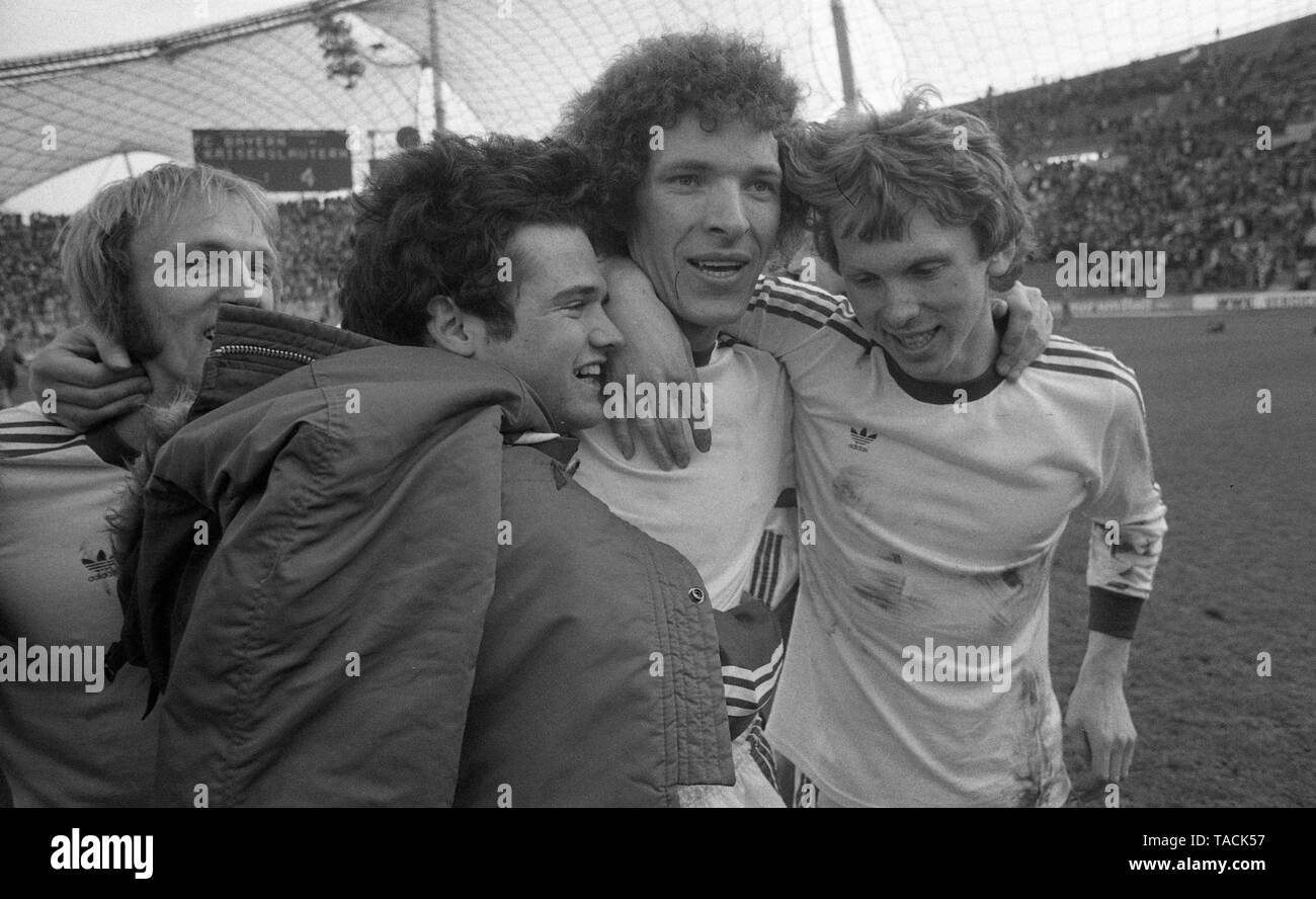 Calcio: Klaus TOPPMOELLER, 1. FC Kaiserslautern, (withte) cheers dopo Spielende mit seine mitspielern, finale di giubilo, Bundesliga, Bayern Munich - 1. FC Kaiserslautern 3: 4, SW, 10.04.1976. | Utilizzo di tutto il mondo Foto Stock