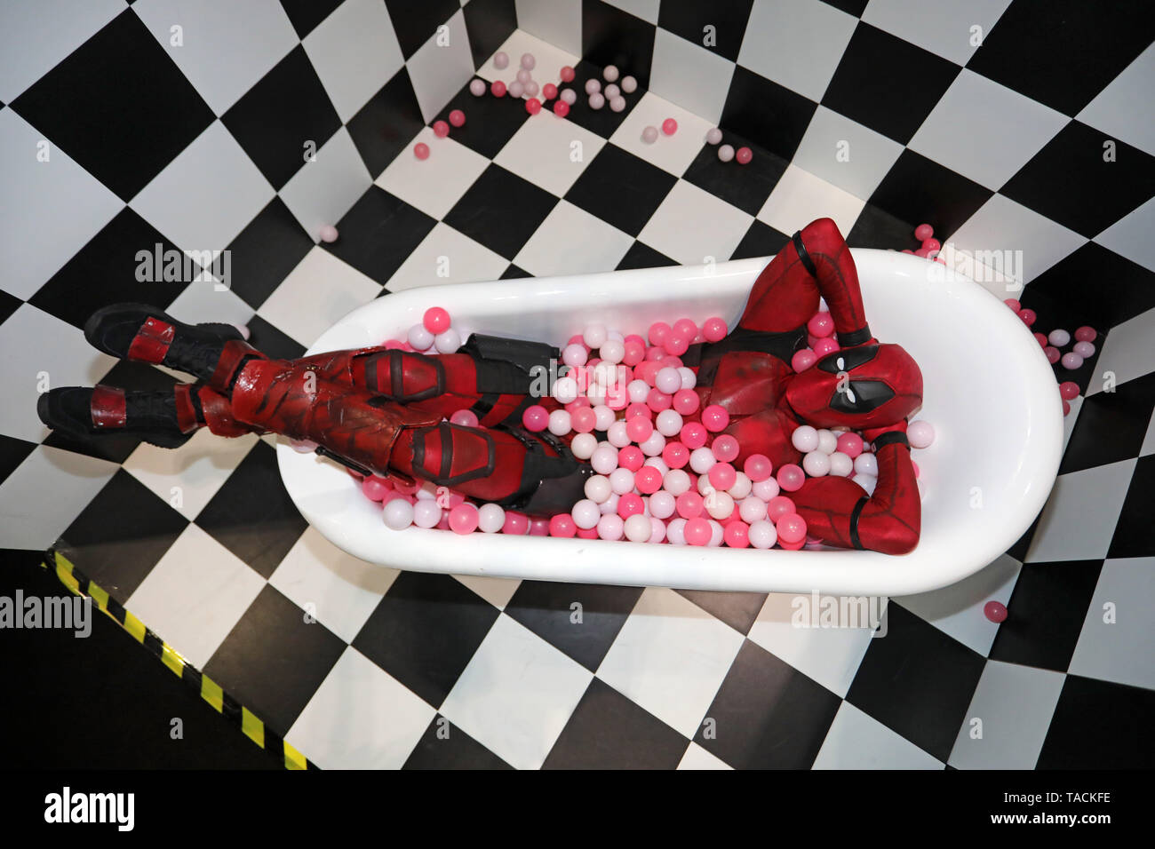 Londra, Regno Unito. 24 Maggio, 2019. Londra, Regno Unito. Il 24 maggio 2019. Deadpool prende una sfera bagno a la MCM London Comic Con a Excel di Londra Credito: Paul Brown/Alamy Live News Foto Stock