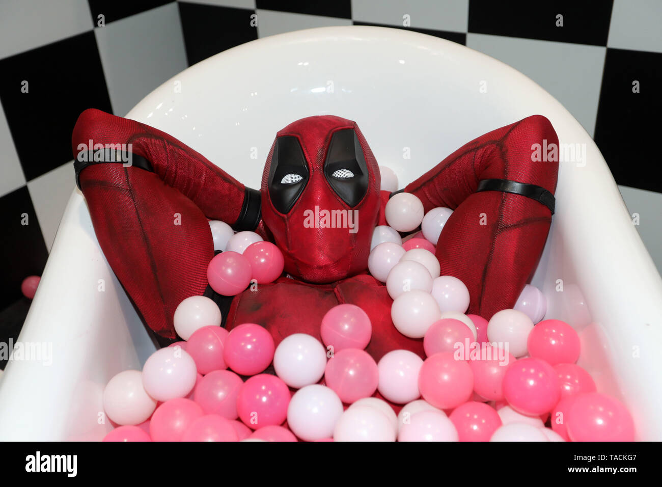 Londra, Regno Unito. 24 Maggio, 2019. Deadpool prende una sfera bagno a la MCM London Comic Con a Excel di Londra Credito: Paul Brown/Alamy Live News Foto Stock