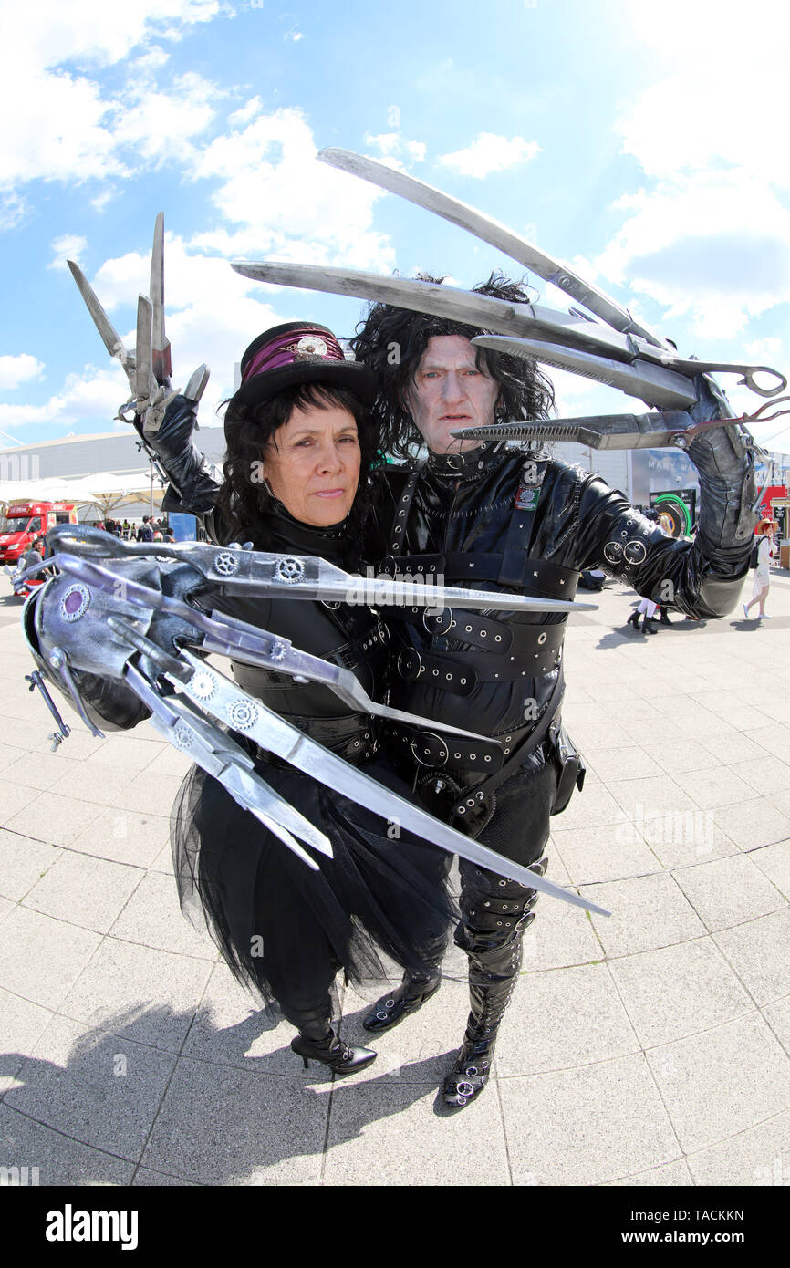 Londra, Regno Unito. 24 Maggio, 2019. Londra, Regno Unito. Il 24 maggio 2019. Edward Mani di forbice e moglie alla MCM London Comic Con a Excel di Londra Credito: Paul Brown/Alamy Live News Foto Stock