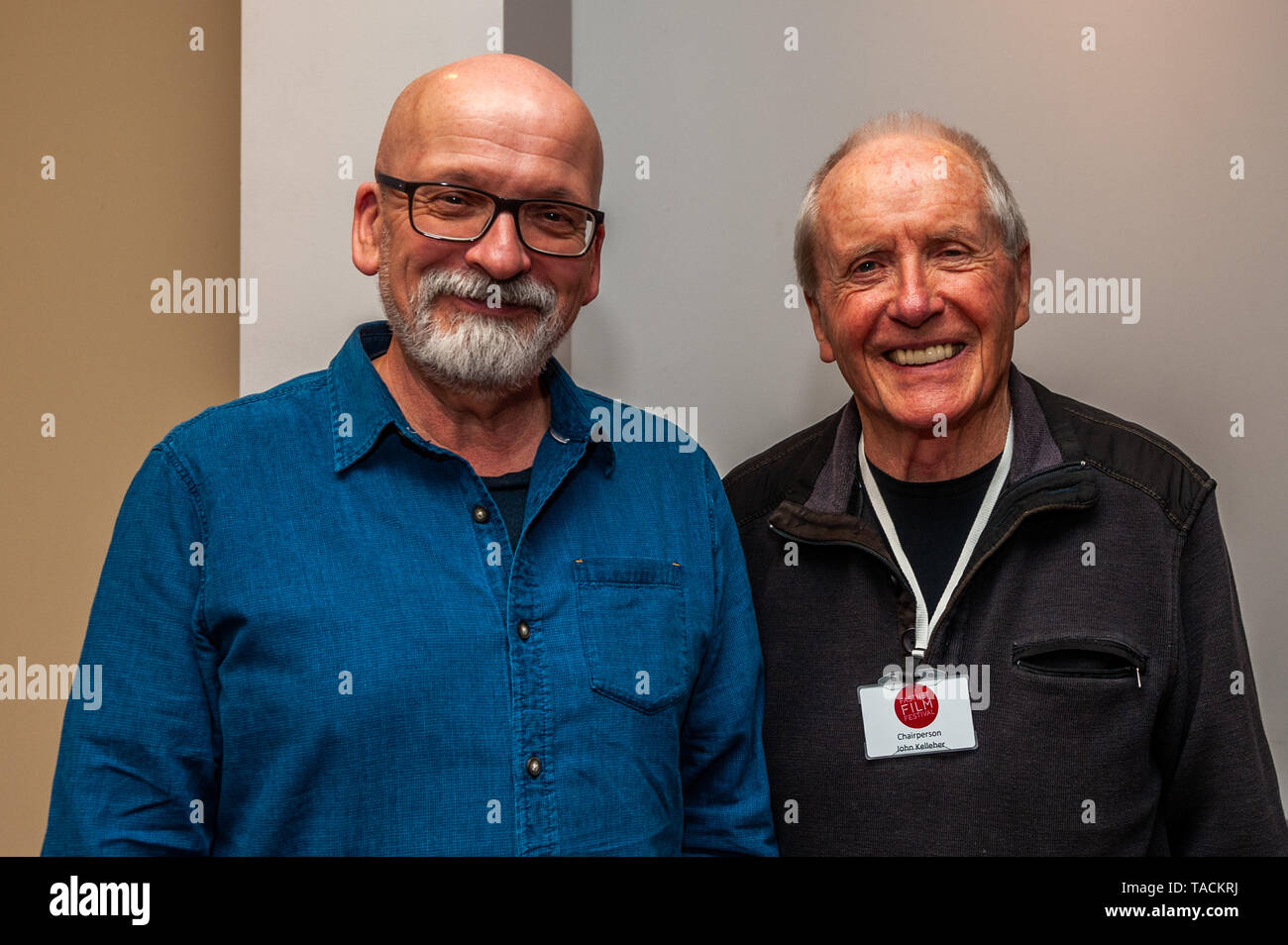 Schull, West Cork, Irlanda. 24 Maggio, 2019. Roddy Doyle è stato oggetto di una sessione di domande e risposte come parte di Schull Fastnet Film Festival di oggi. Egli è raffigurato con John Kelleher, Festival sedia. Il festival si svolge fino a domenica. Credito: Andy Gibson/Alamy Live News. Foto Stock