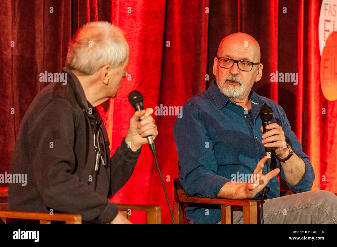 Schull, West Cork, Irlanda. 24 Maggio, 2019. Scrittore Roddy Doyle è stato oggetto di una sessione di domande e risposte come parte di Schull Fastnet Film Festival di oggi. Egli è raffigurato con John Kelleher, Festival sedia. Il festival si svolge fino a domenica. Credito: Andy Gibson/Alamy Live News. Foto Stock