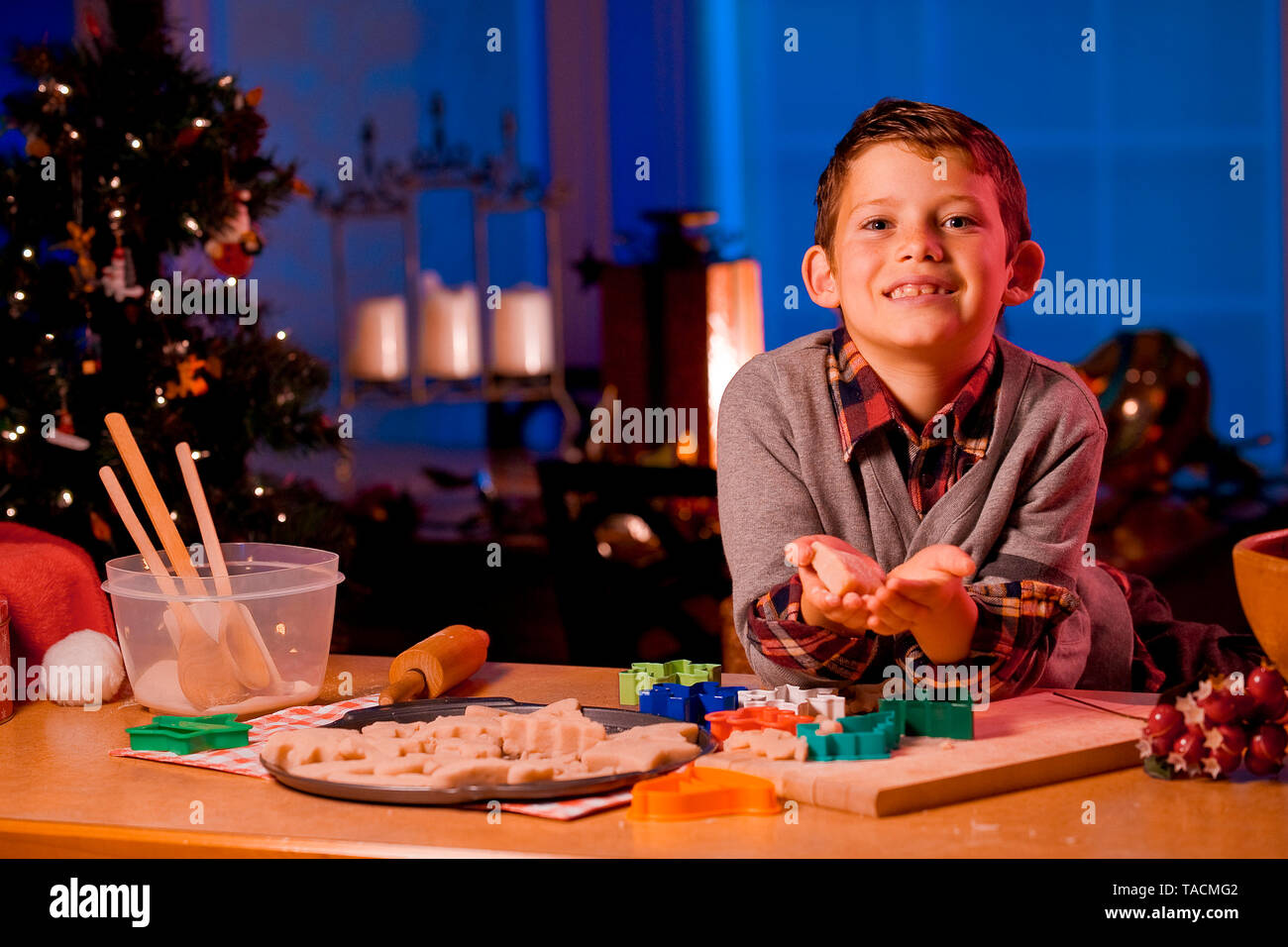 Little Boy cottura biscotti di Natale a casa. Foto Stock