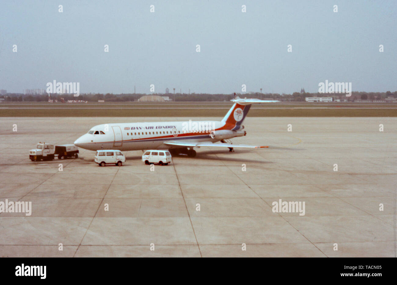 Dan-Air Londra BAC 1-11-414EG aeromobile sottoposto a interventi di manutenzione su asfalto a Berlino Tegel (TXL) ca.1985 , Berlino, Germania, Europa - archivio immagine Foto Stock