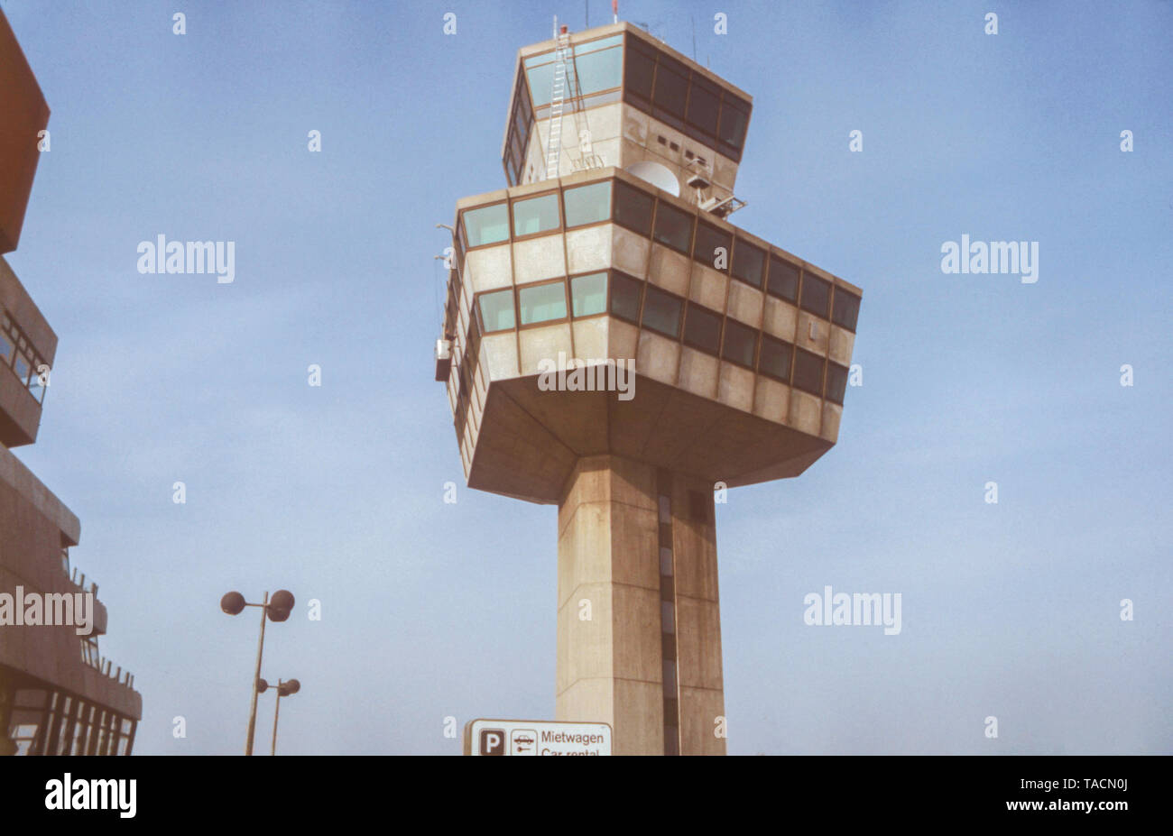 Torre di controllo (tedesco del controllo del traffico aereo) a Tegel TXL Airport fotografato in ca 1984 a Berlino, Germania, Europa - archivio immagine Foto Stock