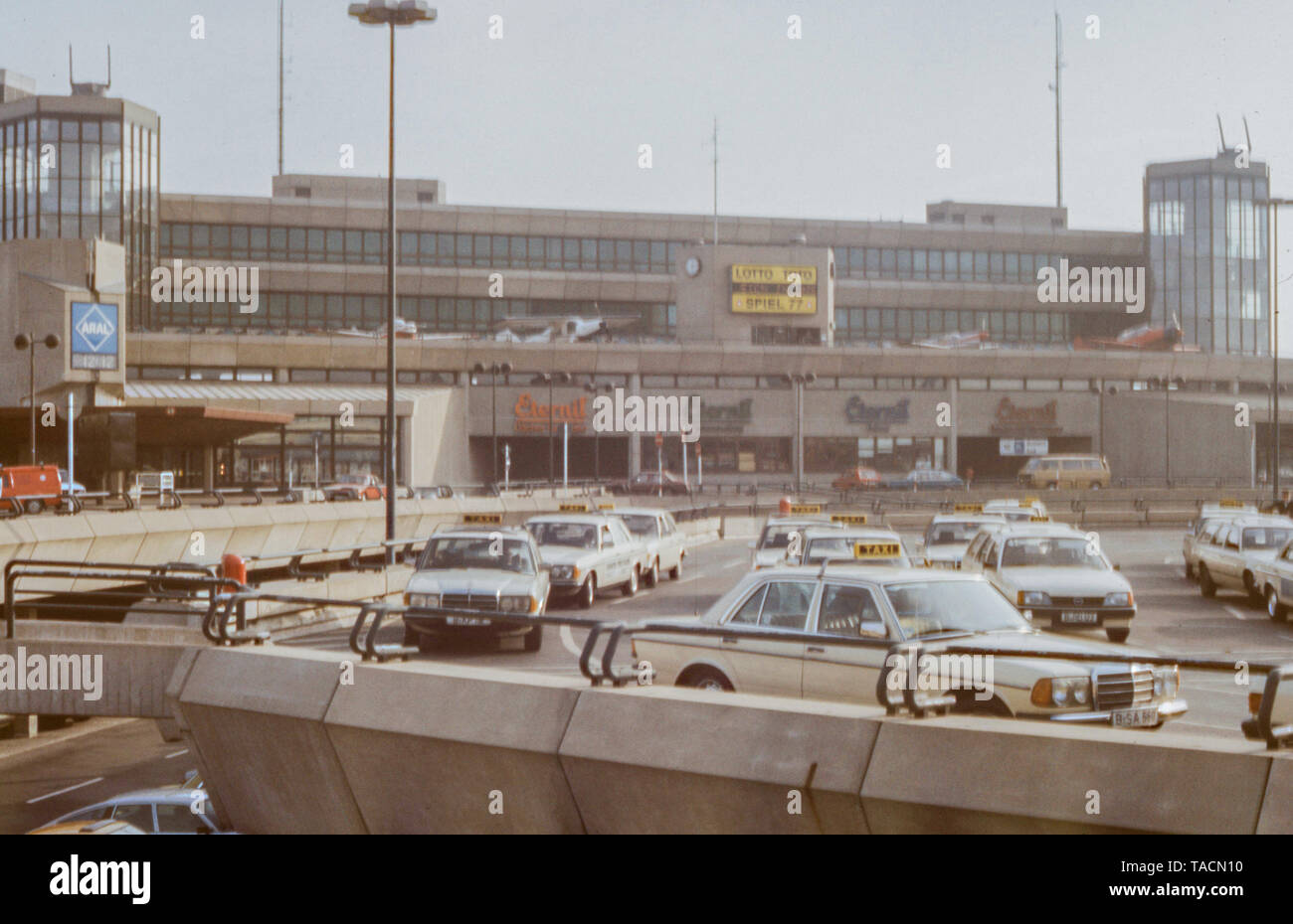 I taxi fuori dall'edificio del terminal dell aeroporto Tegel TXL durante gli anni ottanta (ca. 1984), Berlino, Germania, Europa - archivio immagine Foto Stock