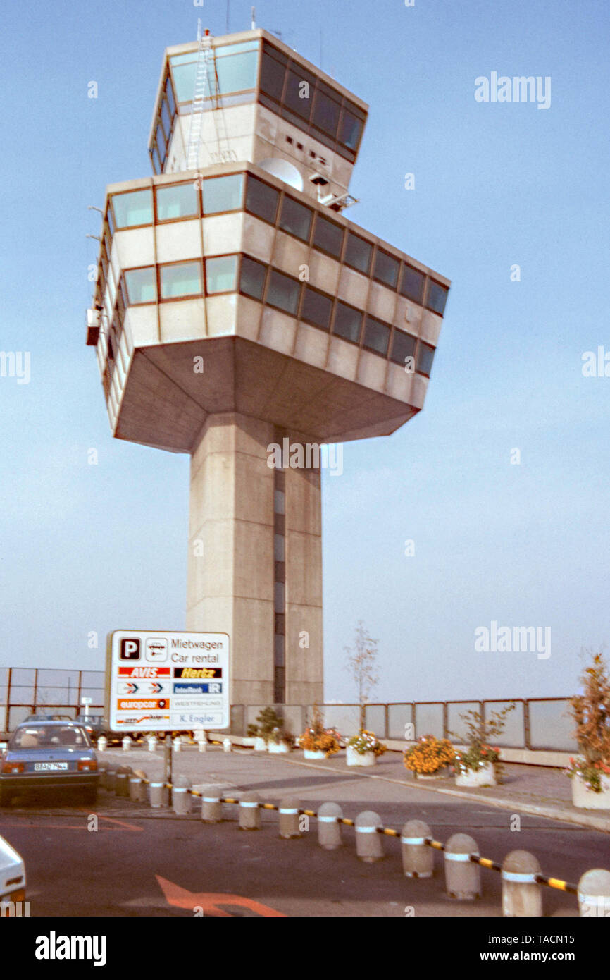 Torre di controllo (tedesco del controllo del traffico aereo) a Tegel TXL Airport fotografato in ca 1984 a Berlino, Germania, Europa - archivio immagine Foto Stock