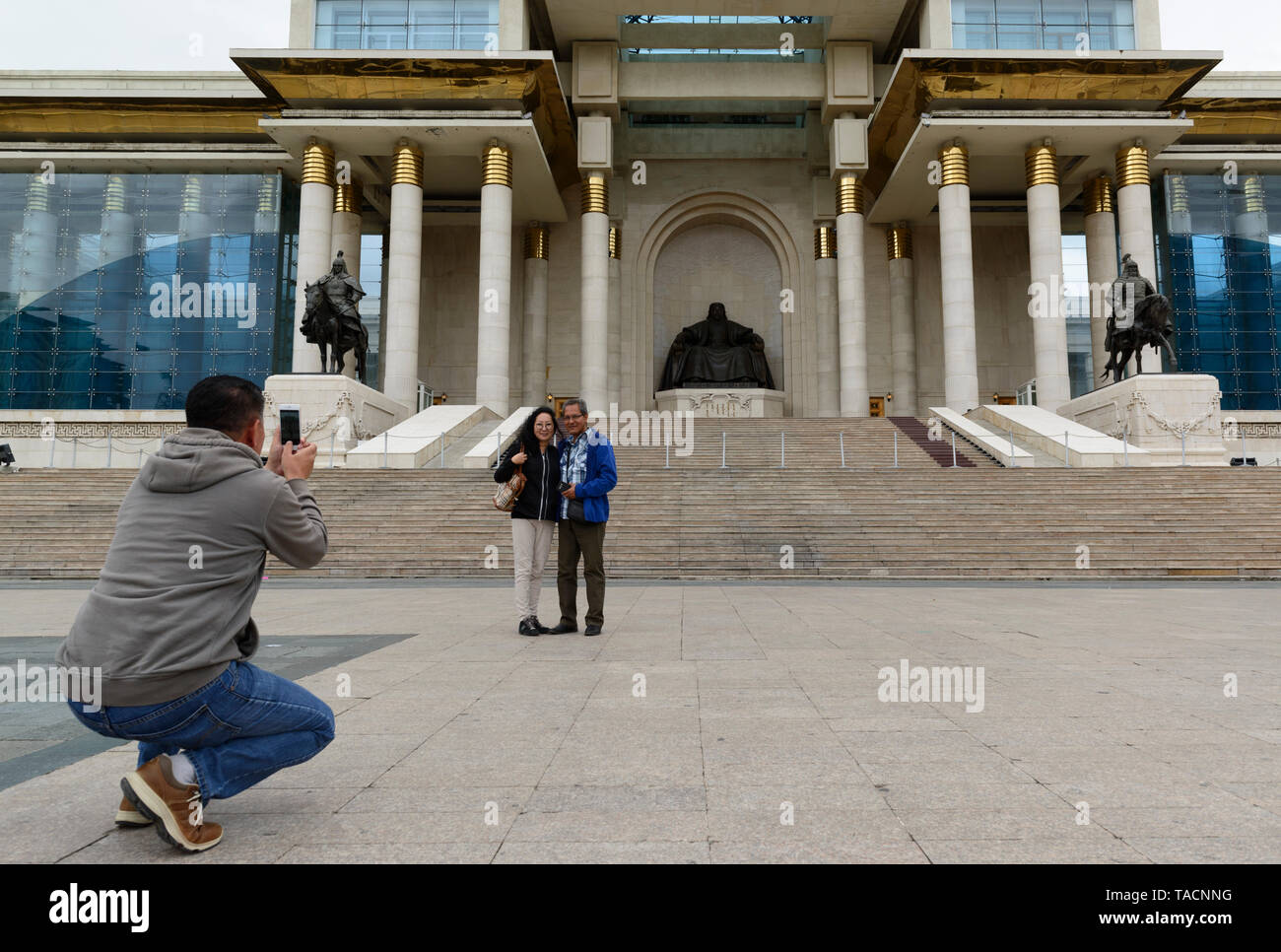 Palazzo del Governo sulla Piazza Sükhbaatar, Ulaanbaatar, in Mongolia. Giovane fotografata da un amico. Foto Stock