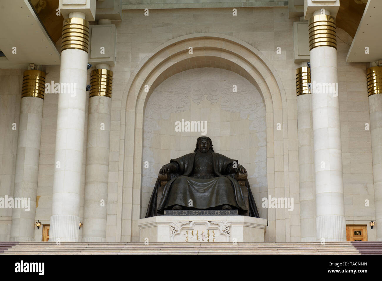 Palazzo del Governo sulla Piazza Sükhbaatar, Ulaanbaatar, in Mongolia. Un monumento di Gengis Khan Foto Stock