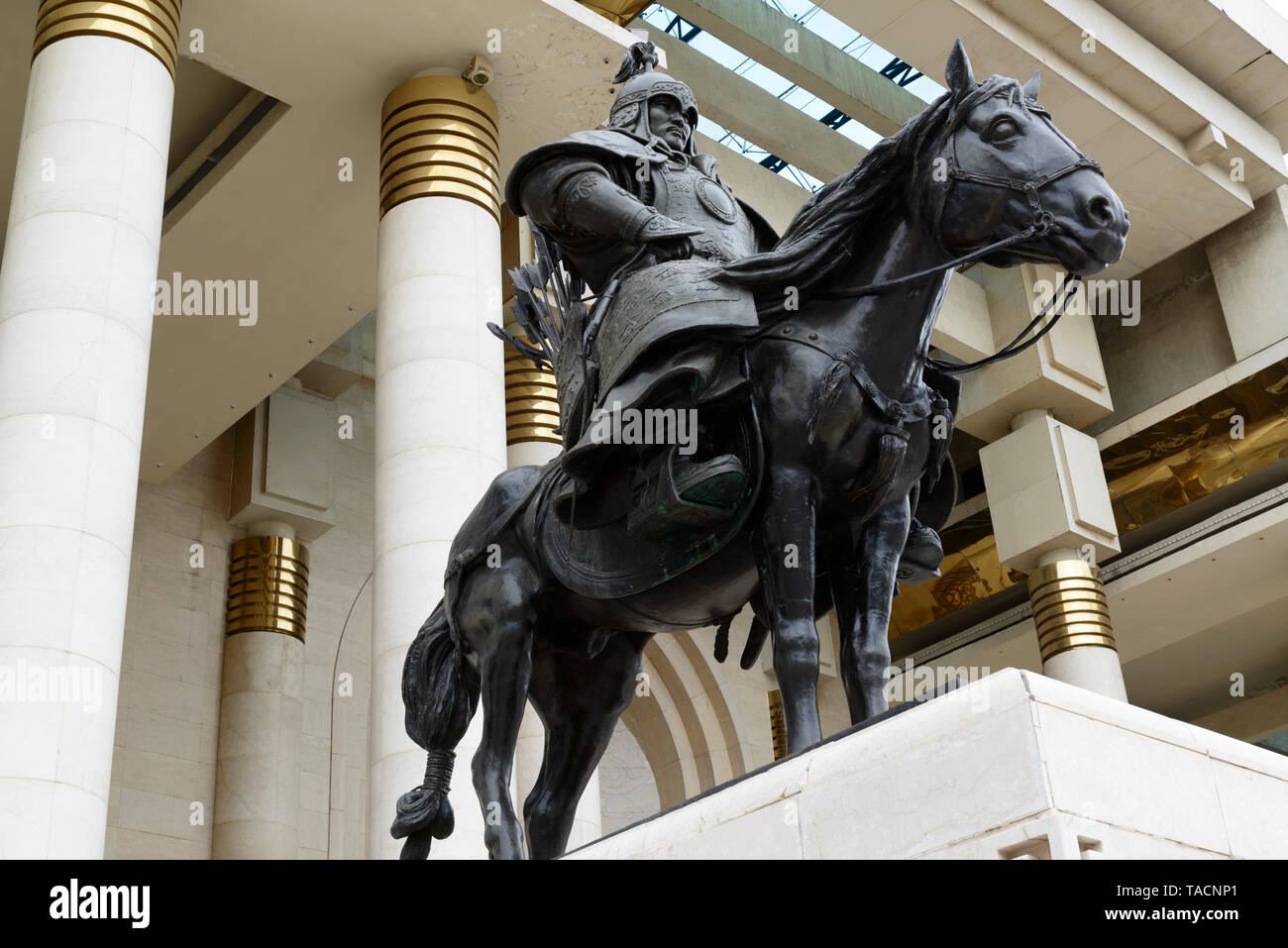 Palazzo del Governo sulla Piazza Sükhbaatar, Ulaanbaatar, in Mongolia. Un monumento di Gengis Khan, Ögedei Khan e Khublai Khan. Foto Stock