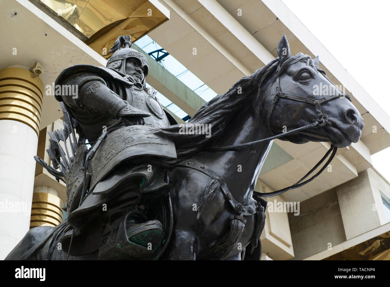 Palazzo del Governo sulla Piazza Sükhbaatar, Ulaanbaatar, in Mongolia. Un monumento di Gengis Khan, Ögedei Khan e Khublai Khan. Foto Stock
