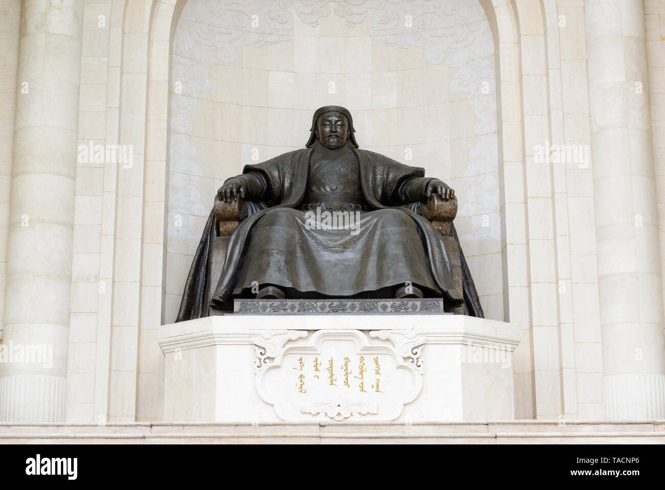 Palazzo del Governo sulla Piazza Sükhbaatar, Ulaanbaatar, in Mongolia. Un monumento di Gengis Khan Foto Stock
