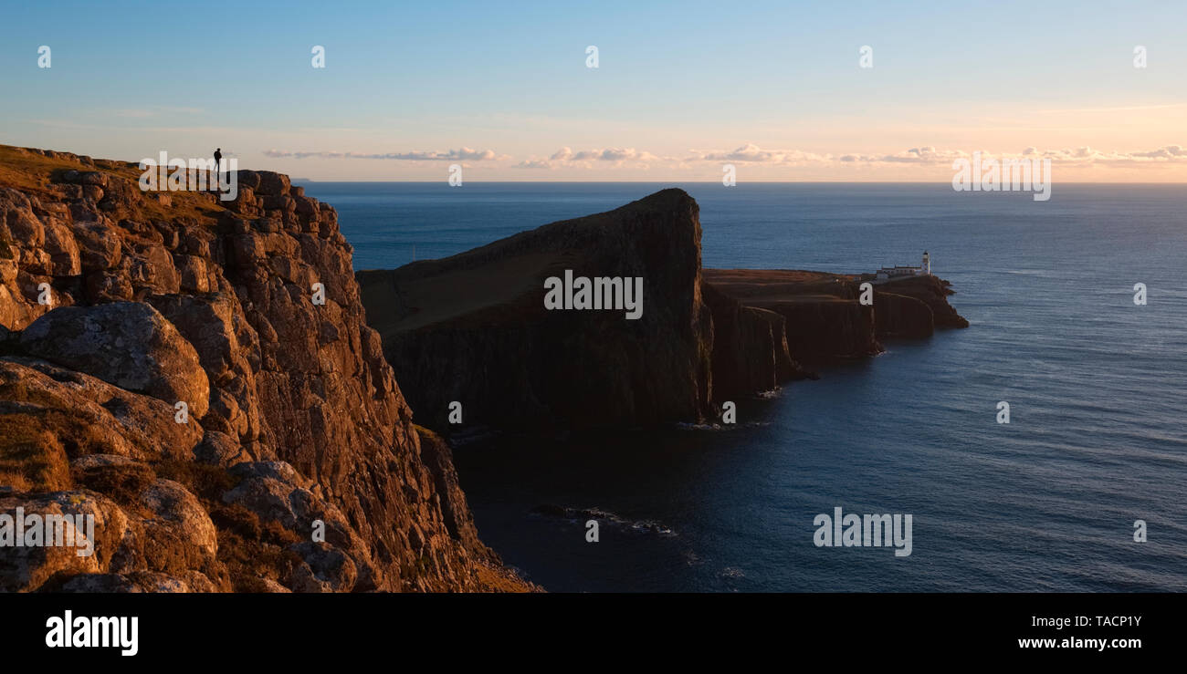 Persona in piedi al punto Neist scogliere, Isola di Skye Foto Stock