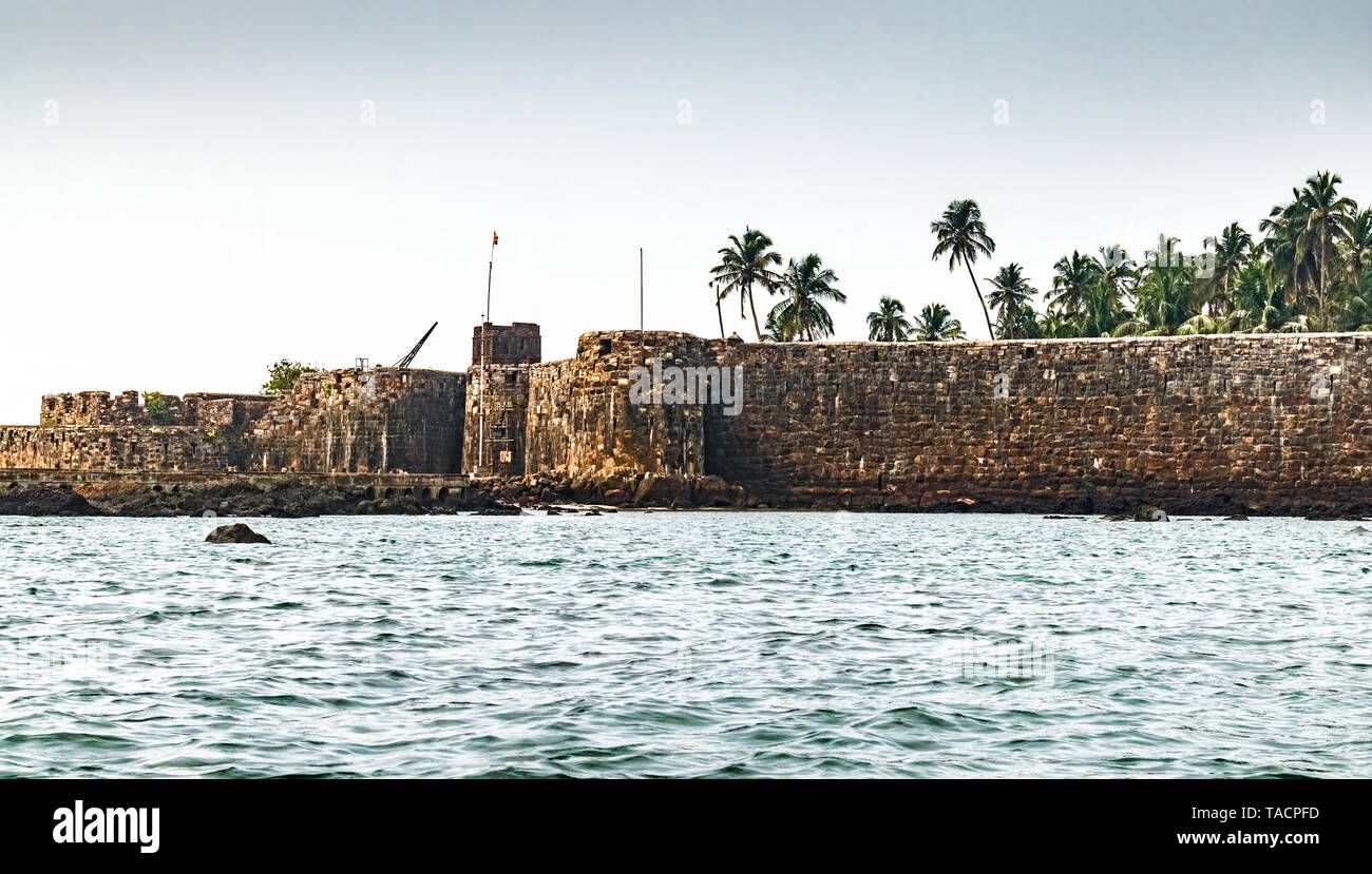 Magnifica e storica Sindhudurg Fort costruito da Chhatrapati Shivaji Maharaj di Maratti impero, situato in alto mare di Maharashtra, stato dell India Foto Stock