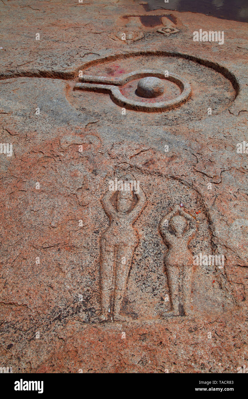 Scultura su roccia vicino al fiume Tungabhadra Hampi Karnataka India Asia Foto Stock
