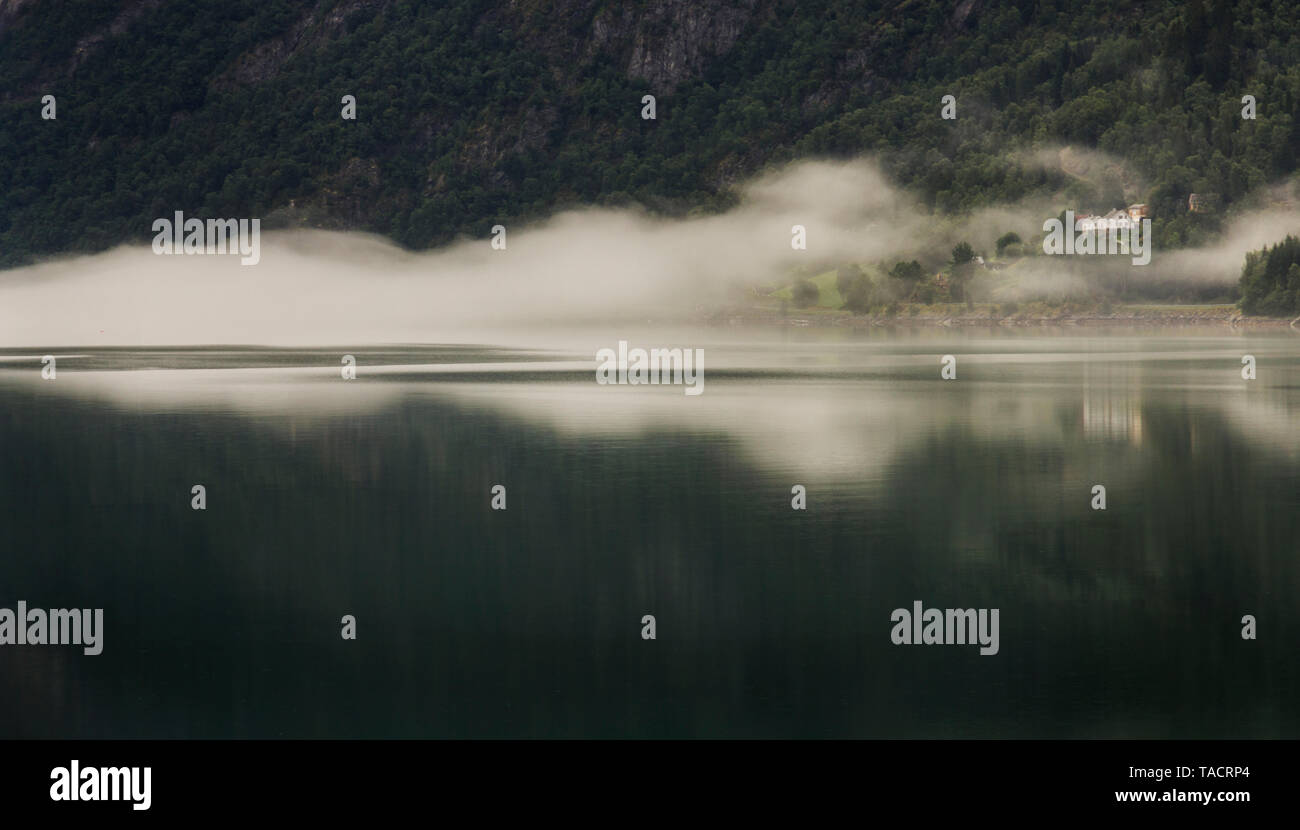 Riflessione di nebbia in un fiordo della Norvegia Foto Stock