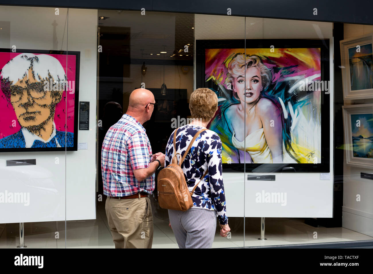 Una coppia in cerca di una galleria vetrina, REGNO UNITO Foto Stock