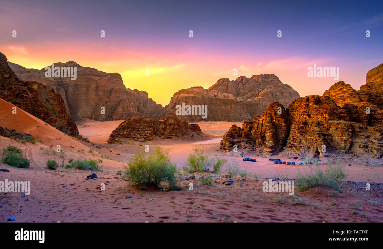 La sabbia rossa al deserto di Wadi Rum, Giordania. Foto Stock