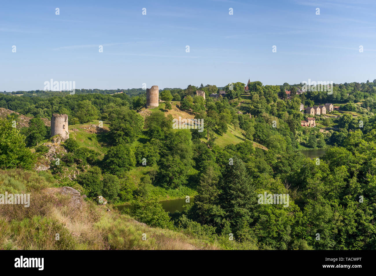 Crozant (Francia centrale): la Creuse valle con le rovine del castello de Crozant, ex fortezza risalente al Medioevo alla confluenza Foto Stock