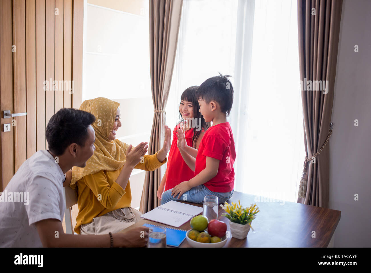 Stare in famiglia Foto Stock